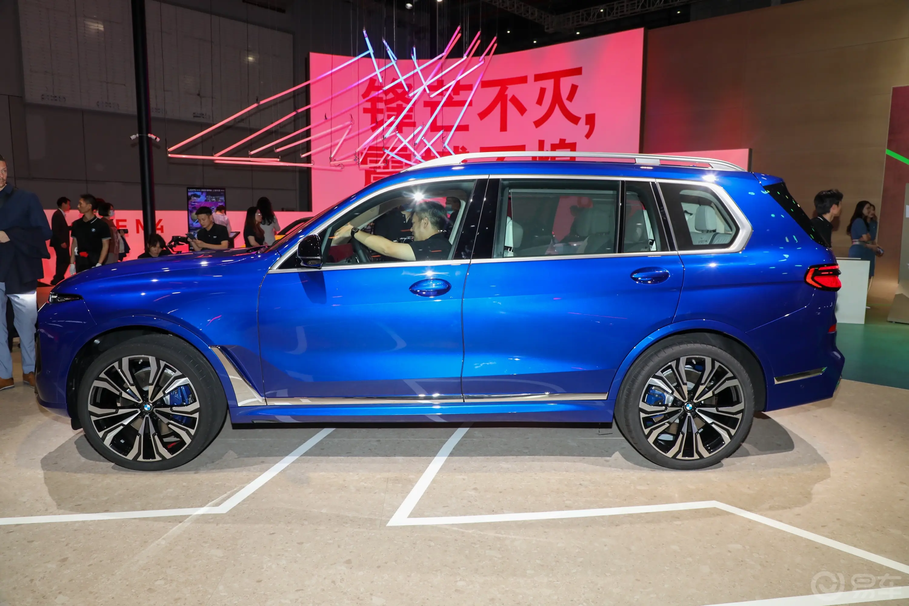 宝马X7xDrive M60i外观