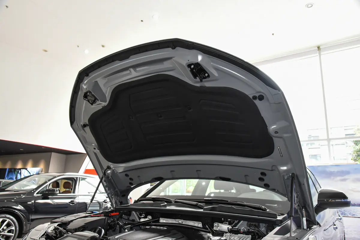 奥迪Q5L Sportback改款 45 TFSI 豪华型发动机舱盖内侧