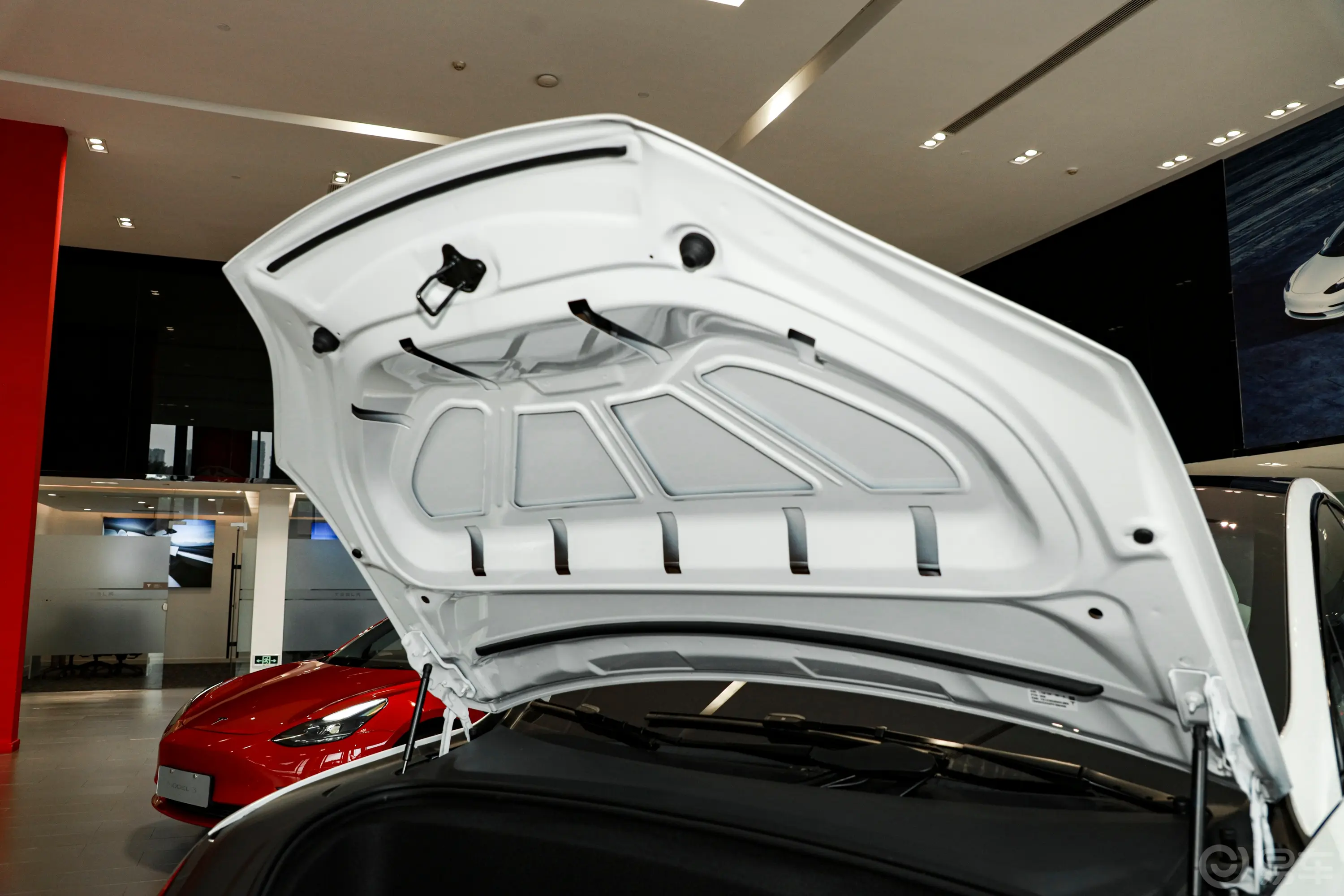 Model X700km  双电机全轮驱动发动机舱盖内侧