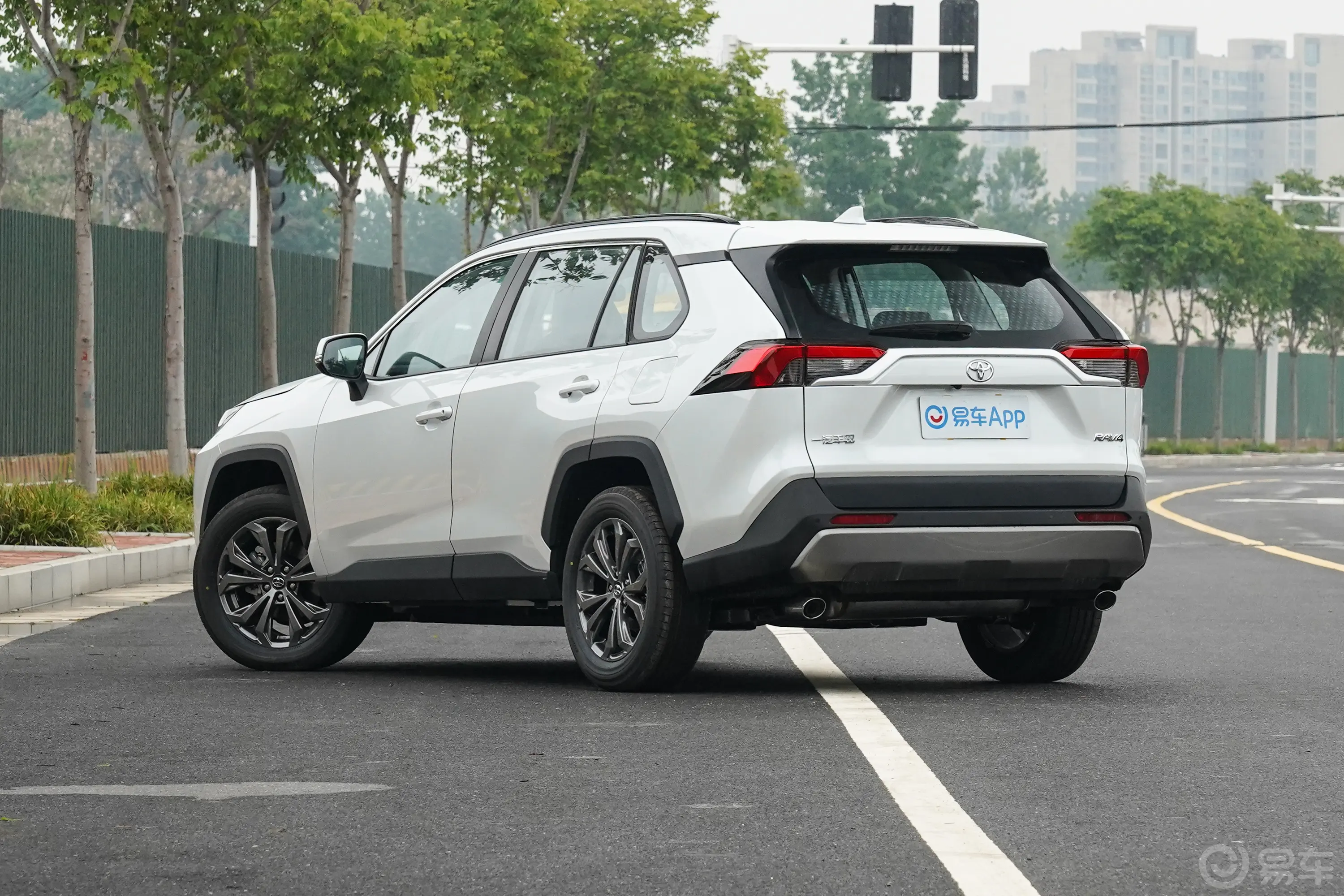 RAV4荣放2.0L 两驱风尚PLUS版侧后45度车头向左水平