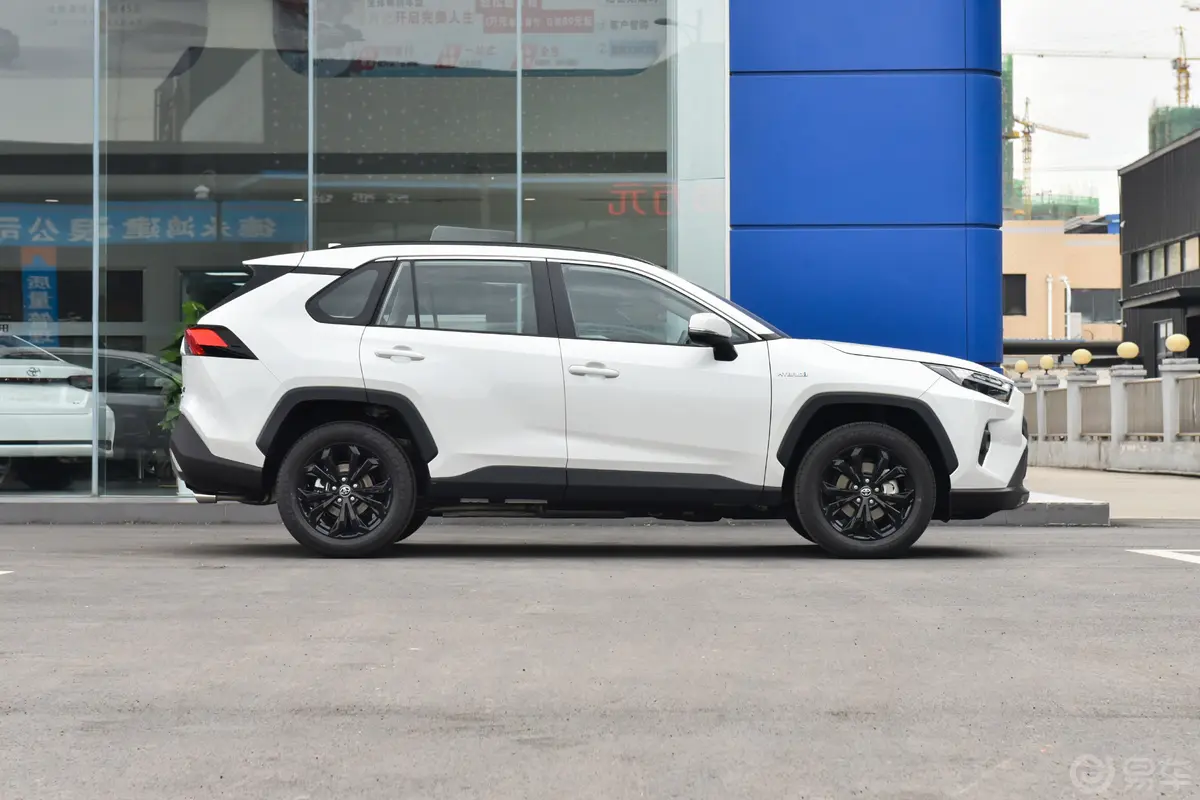 RAV4荣放双擎 2.5L 四驱精英PLUS版正侧车头向右水平