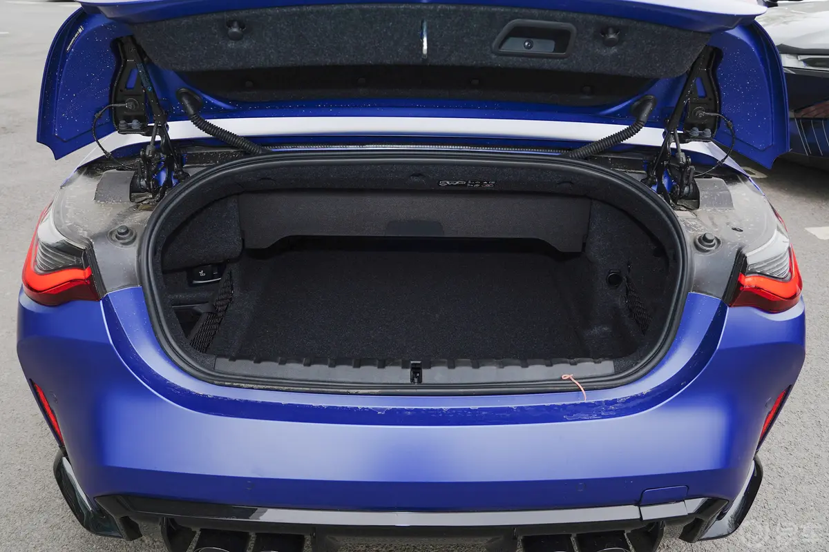 宝马M450周年版 M4 敞篷轿跑车 M xDrive后备厢空间特写