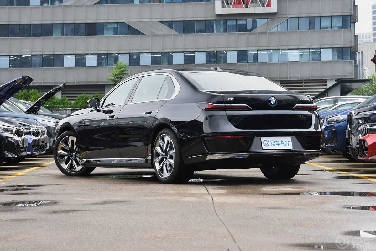 宝马i7xDrive60L 豪华套装侧后45度车头向左水平