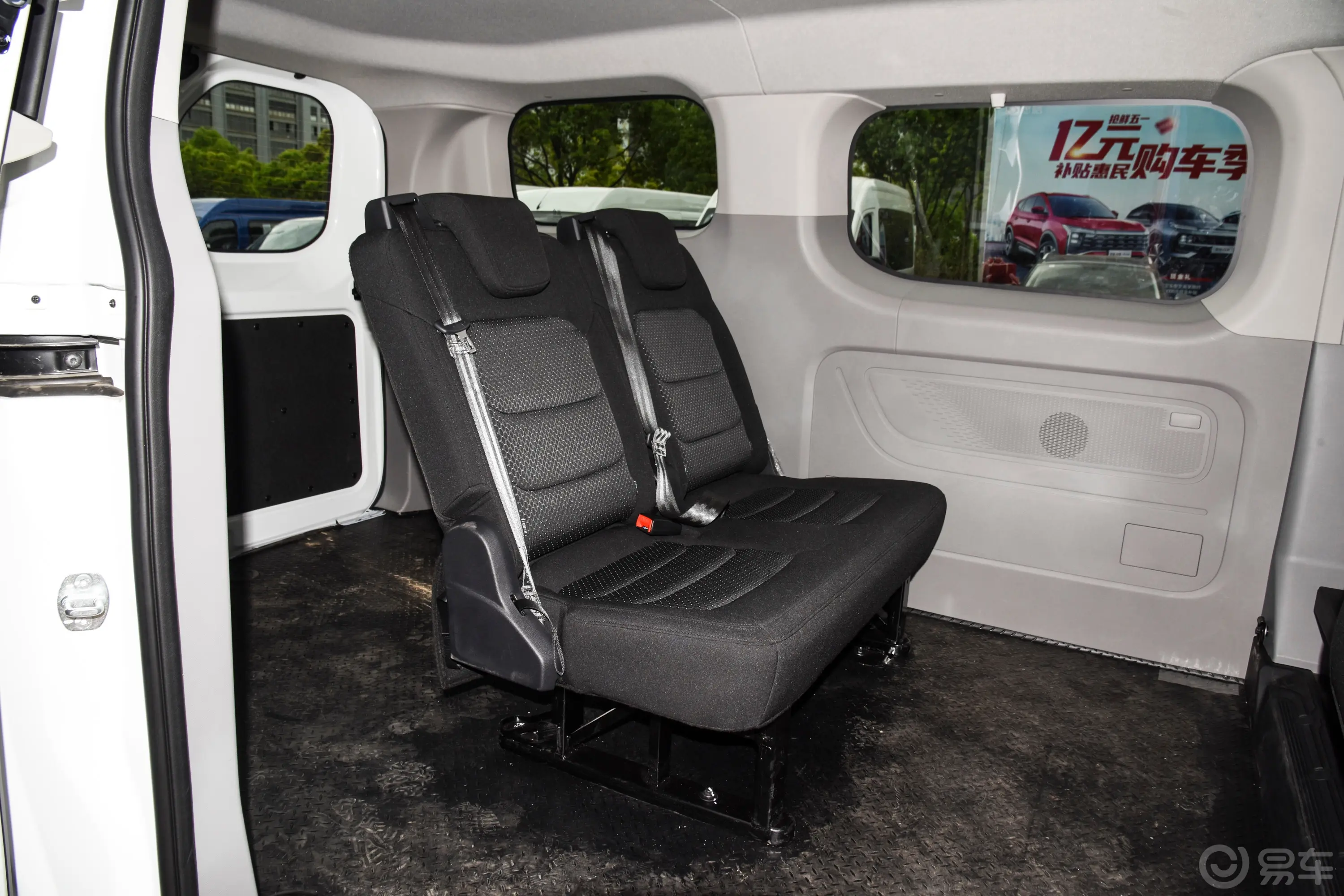 新途V702.0T 手动长轴低顶精英版93kW 6/7座后排座椅
