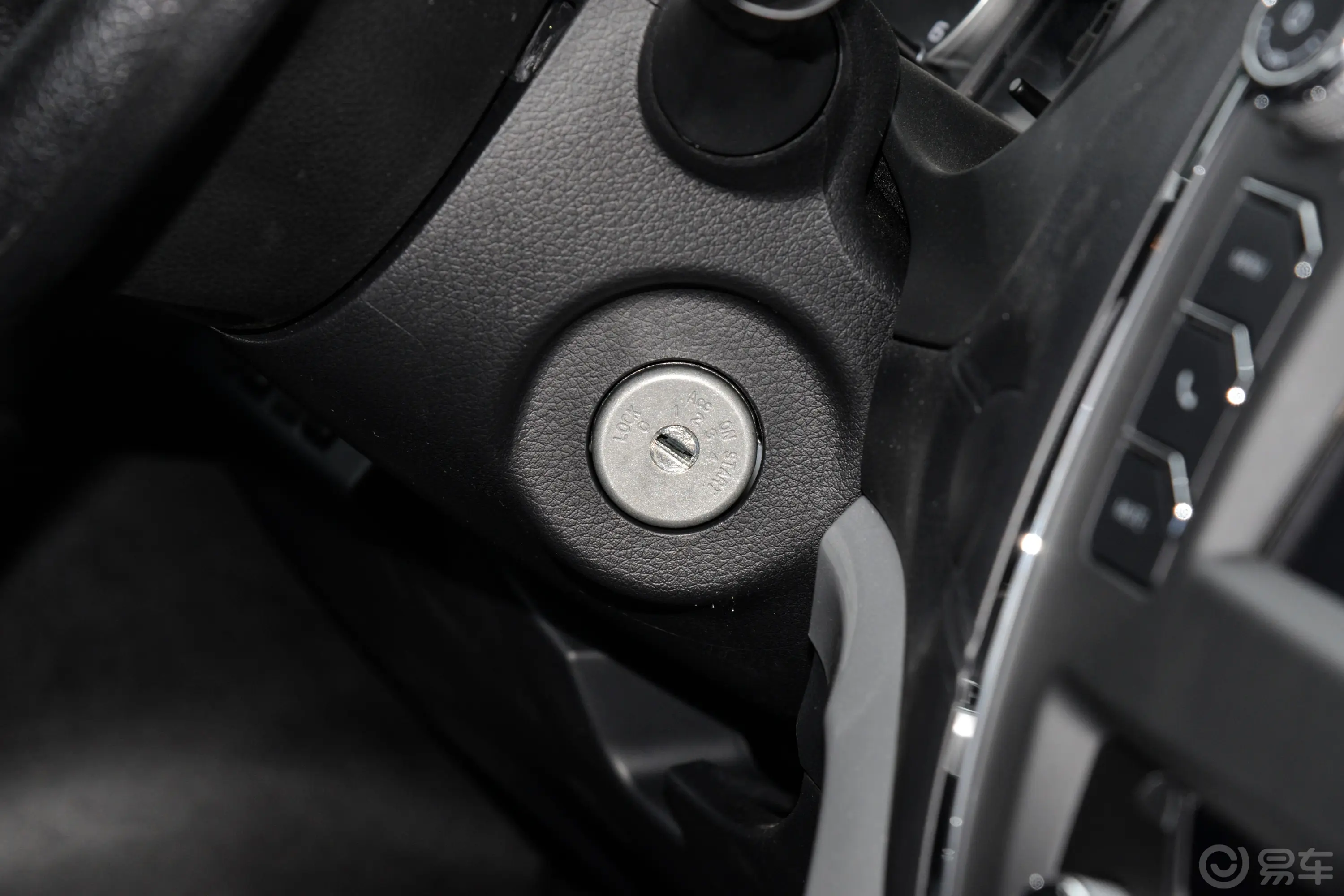 锐骐62.3T 手动四驱标准型 柴油钥匙孔或一键启动按键