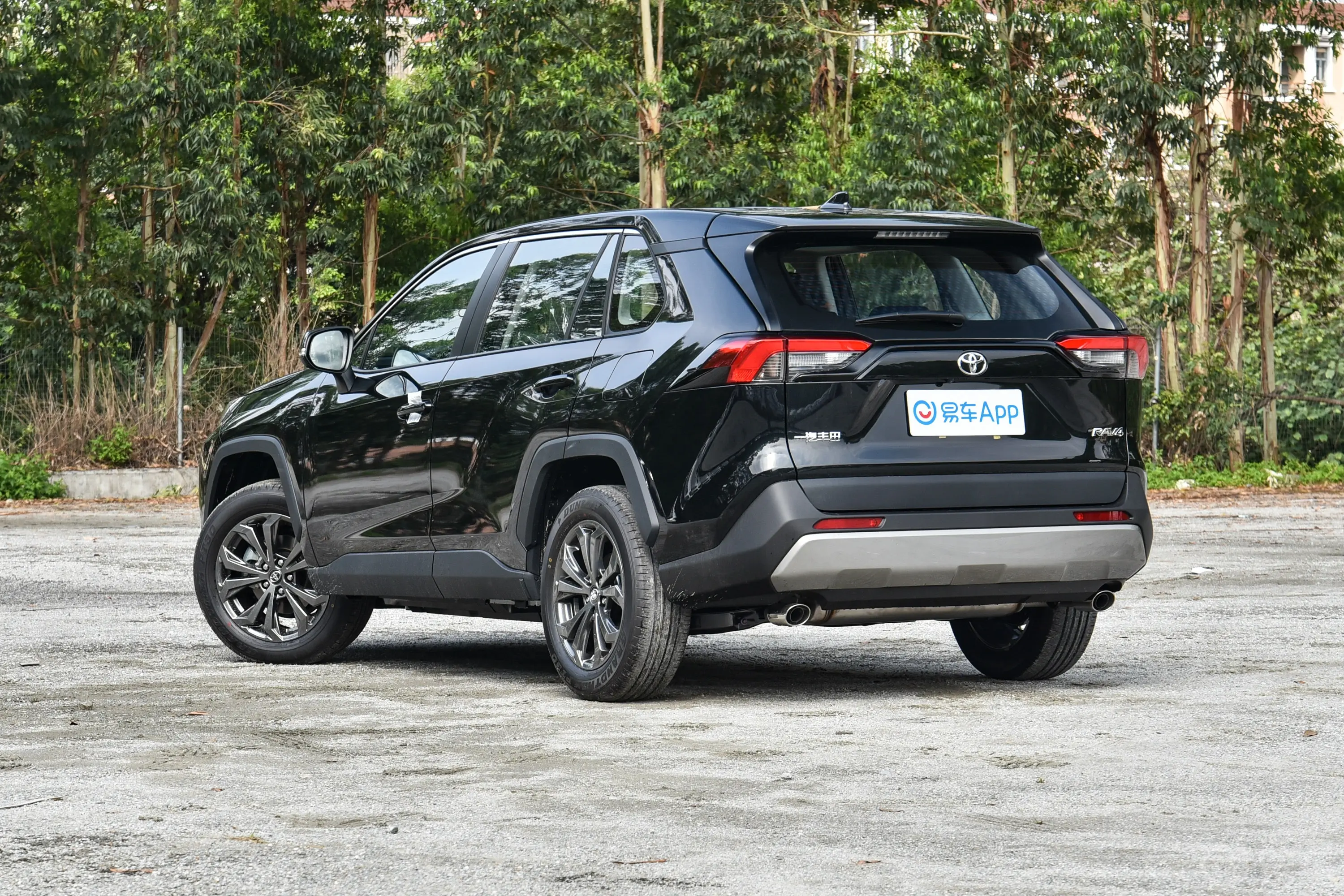 RAV4荣放2.0L 两驱风尚版侧后45度车头向左水平