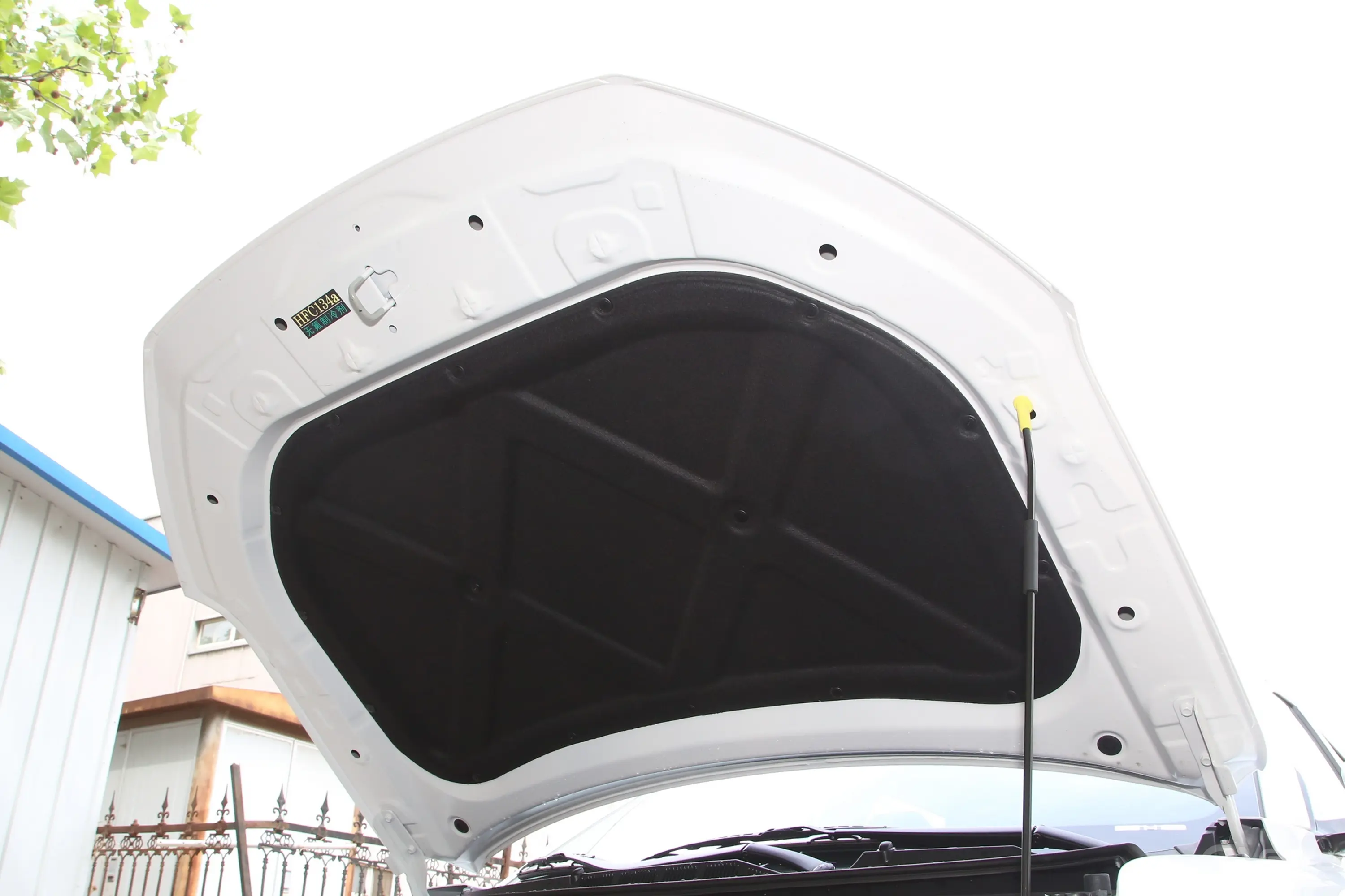 长安欧尚X7 PLUS畅享版 1.5T 双离合智享型 7座发动机舱盖内侧