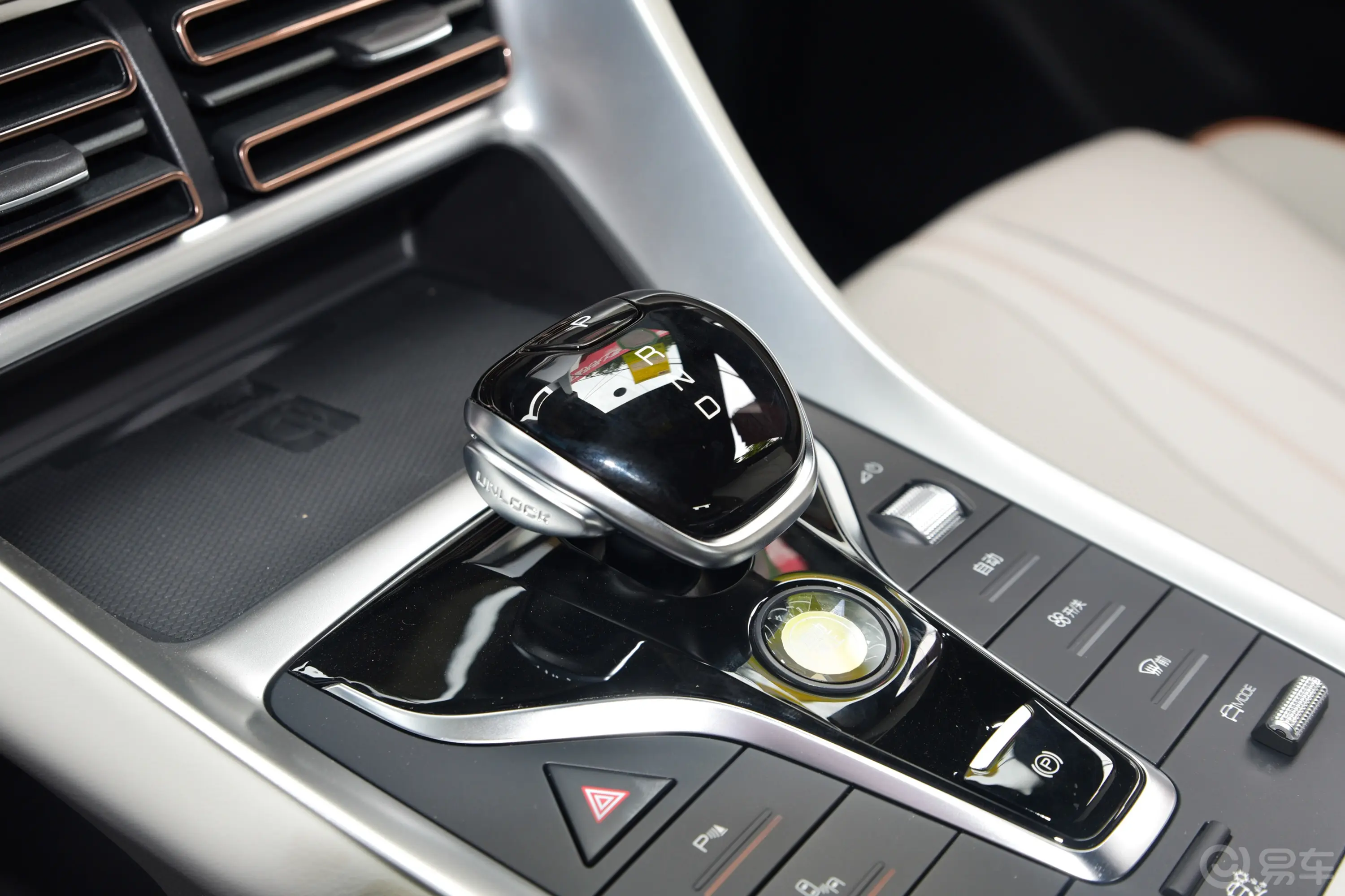宋Pro新能源DM-i 冠军版 1.5L 110km 卓越型换挡装置