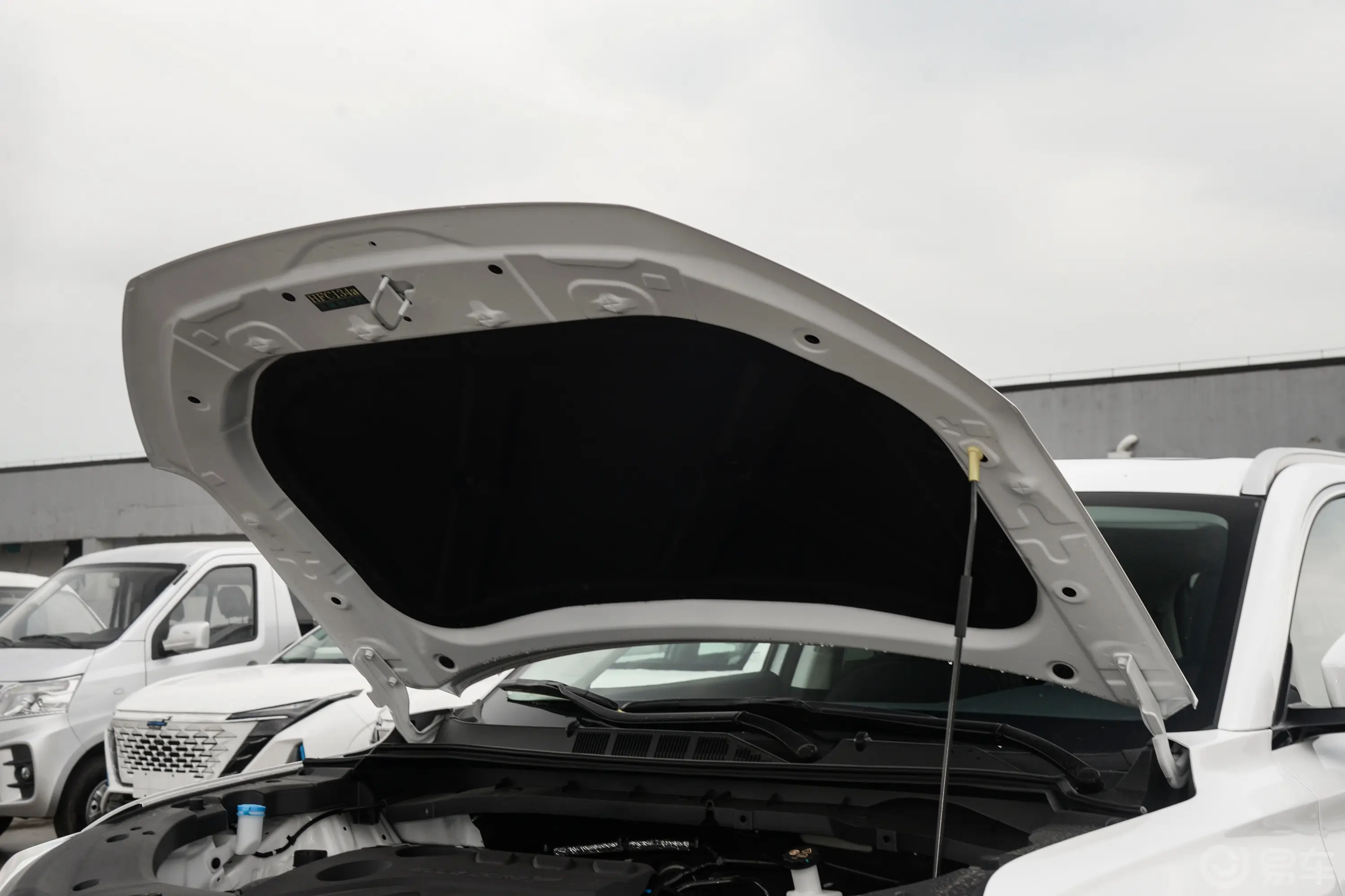 长安欧尚X7 PLUS畅享版 1.5T 双离合领航型 7座发动机舱盖内侧