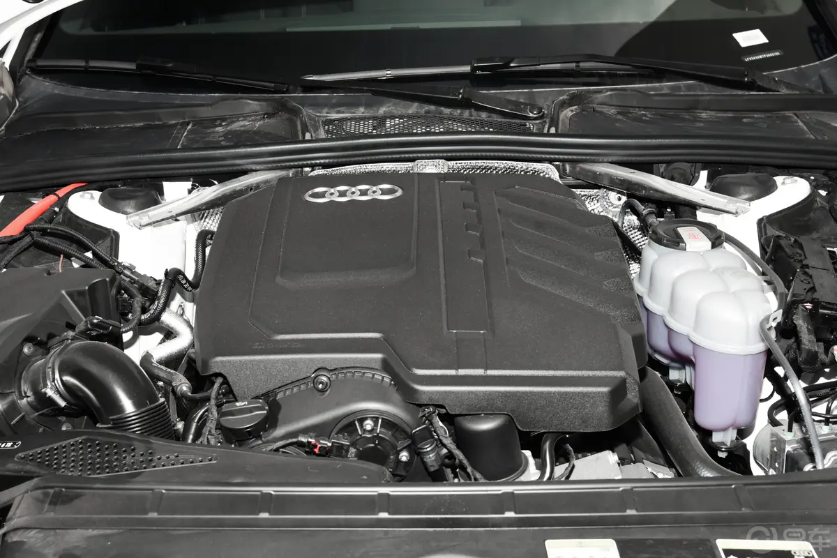 奥迪A4L40 TFSI quattro 豪华动感型发动机特写