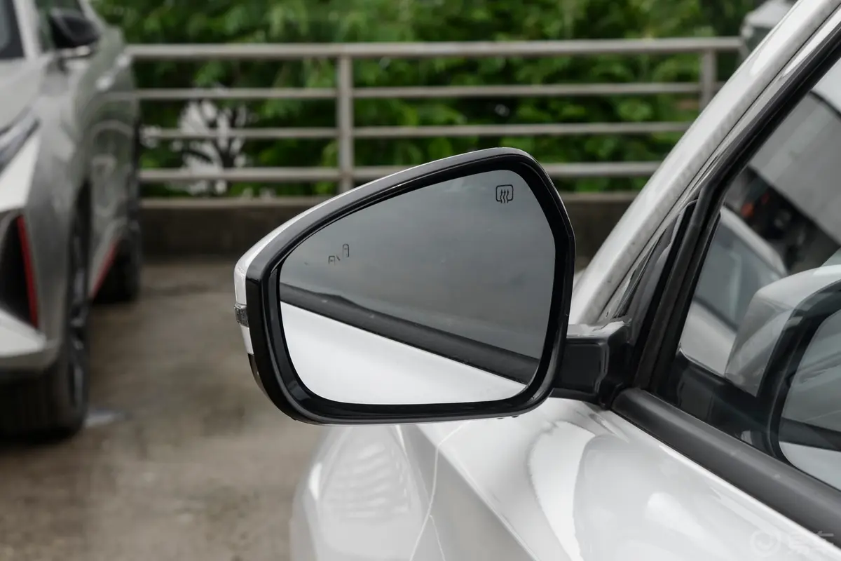 长安欧尚X7 PLUS畅享版 1.5T 双离合领航型 7座后视镜镜面