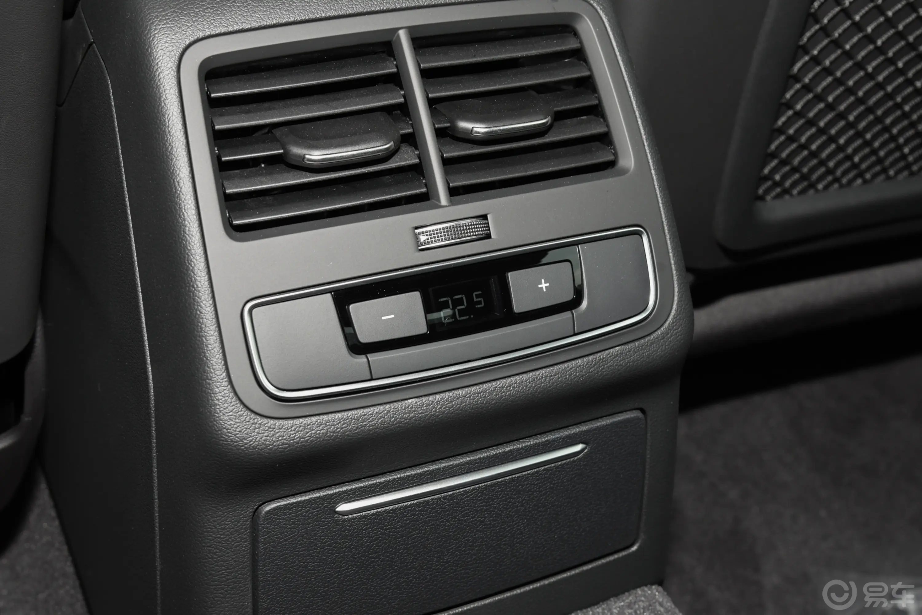 奥迪A4L40 TFSI quattro 豪华动感型后排空调控制键