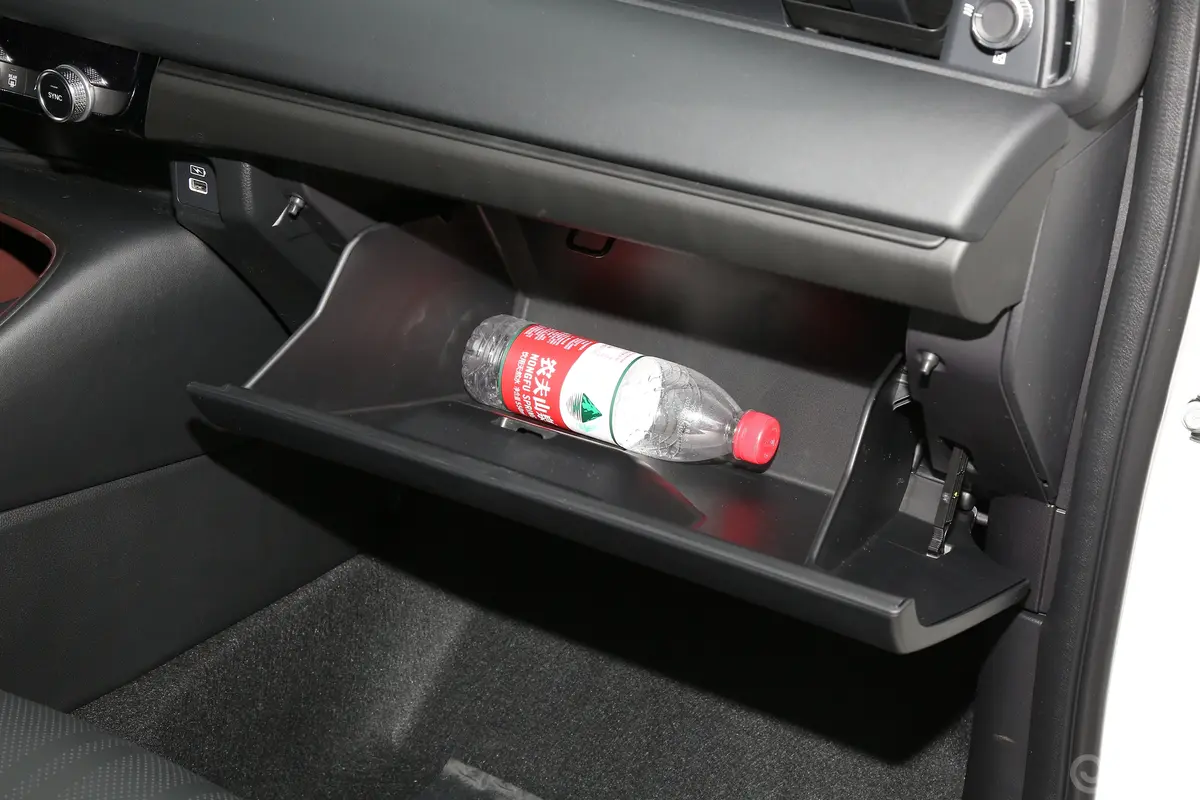 本田XR-V改款 1.5L 热爱版手套箱空间水瓶横置