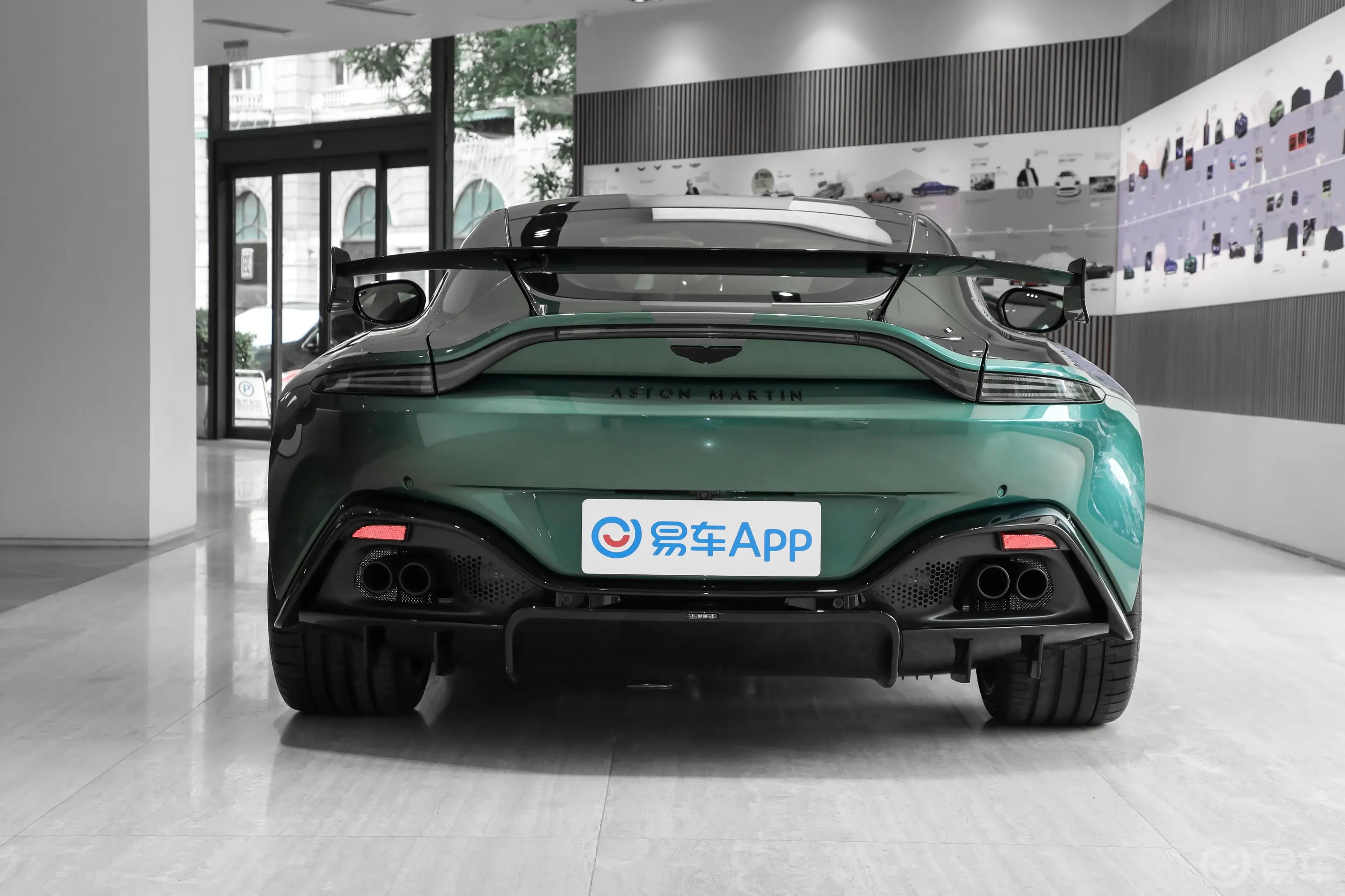 V8 VantageF1 Edition Coupe正后水平