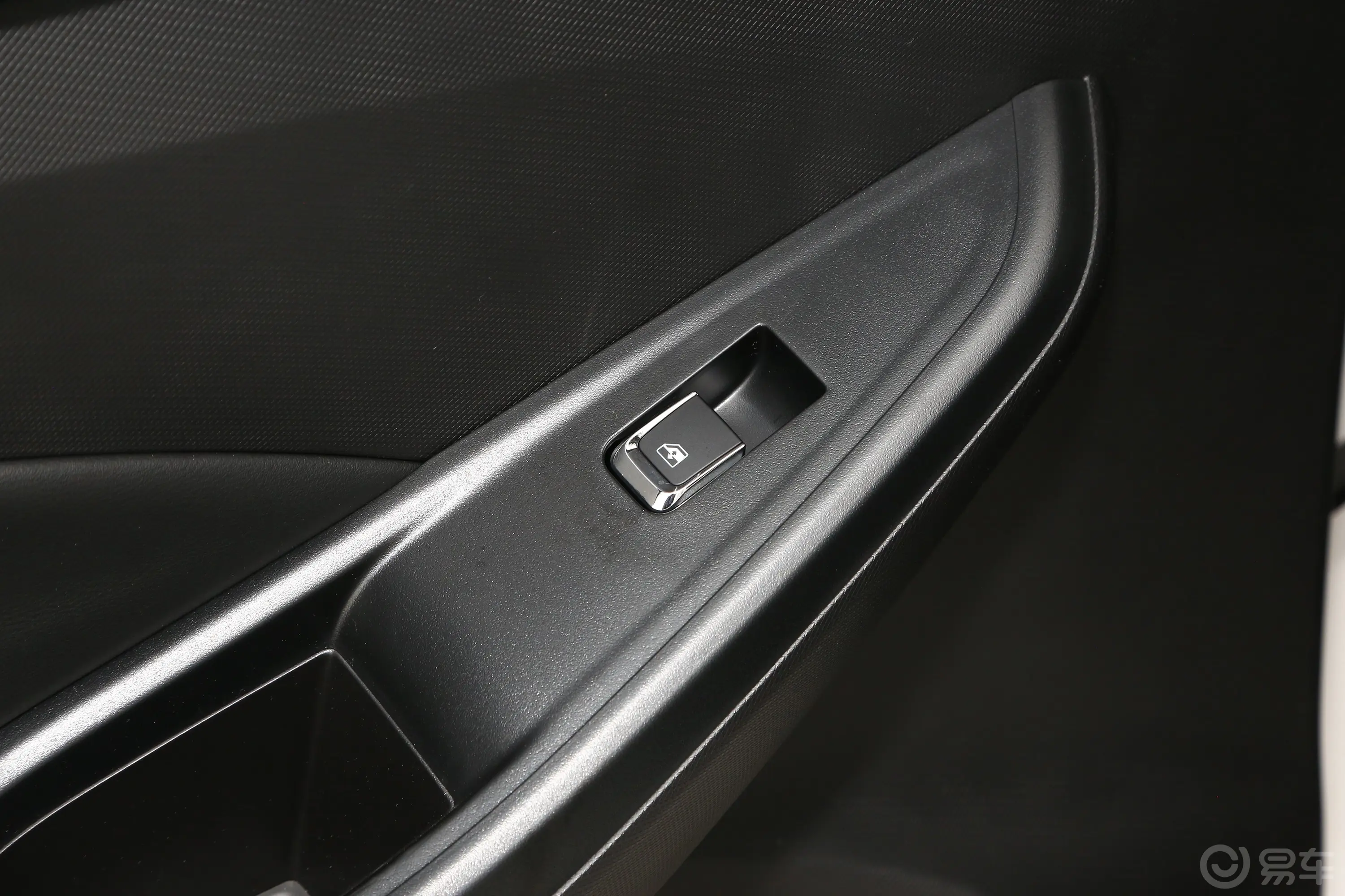 长安欧尚X5畅享版 1.5T 尊享型后车窗调节