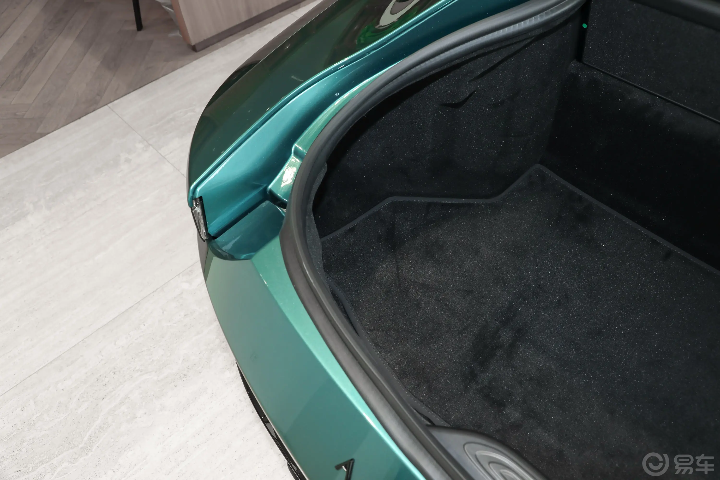 V8 VantageF1 Edition Coupe后备厢