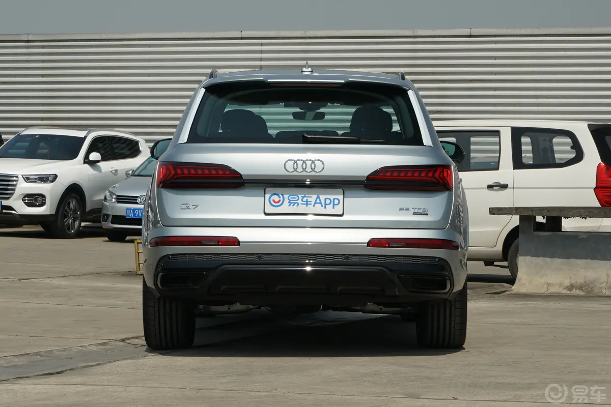 奥迪Q755 TFSI quattro S line运动型正后水平