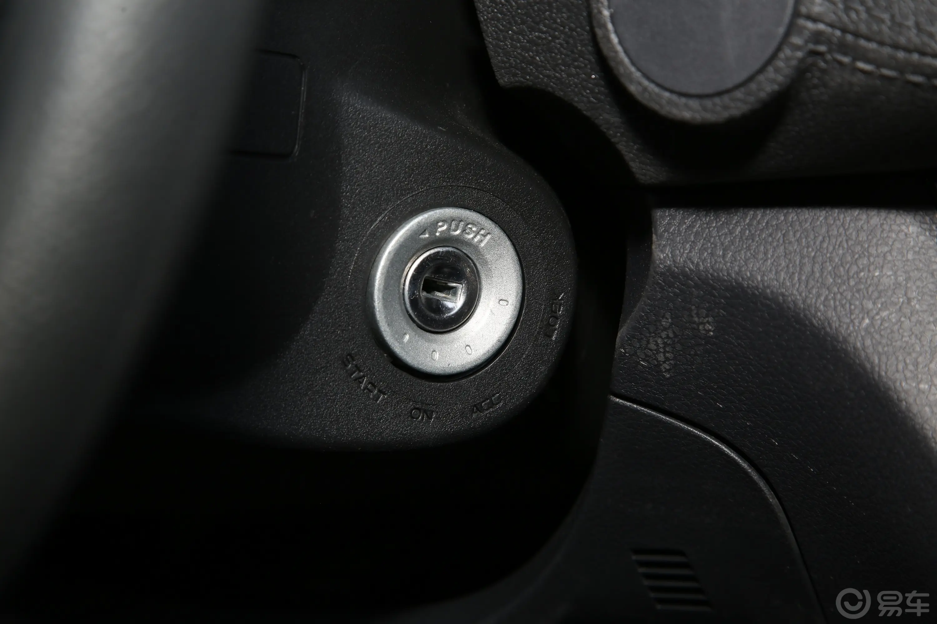 瑞迈2.5T 两驱长轴驰迈版 柴油钥匙孔或一键启动按键
