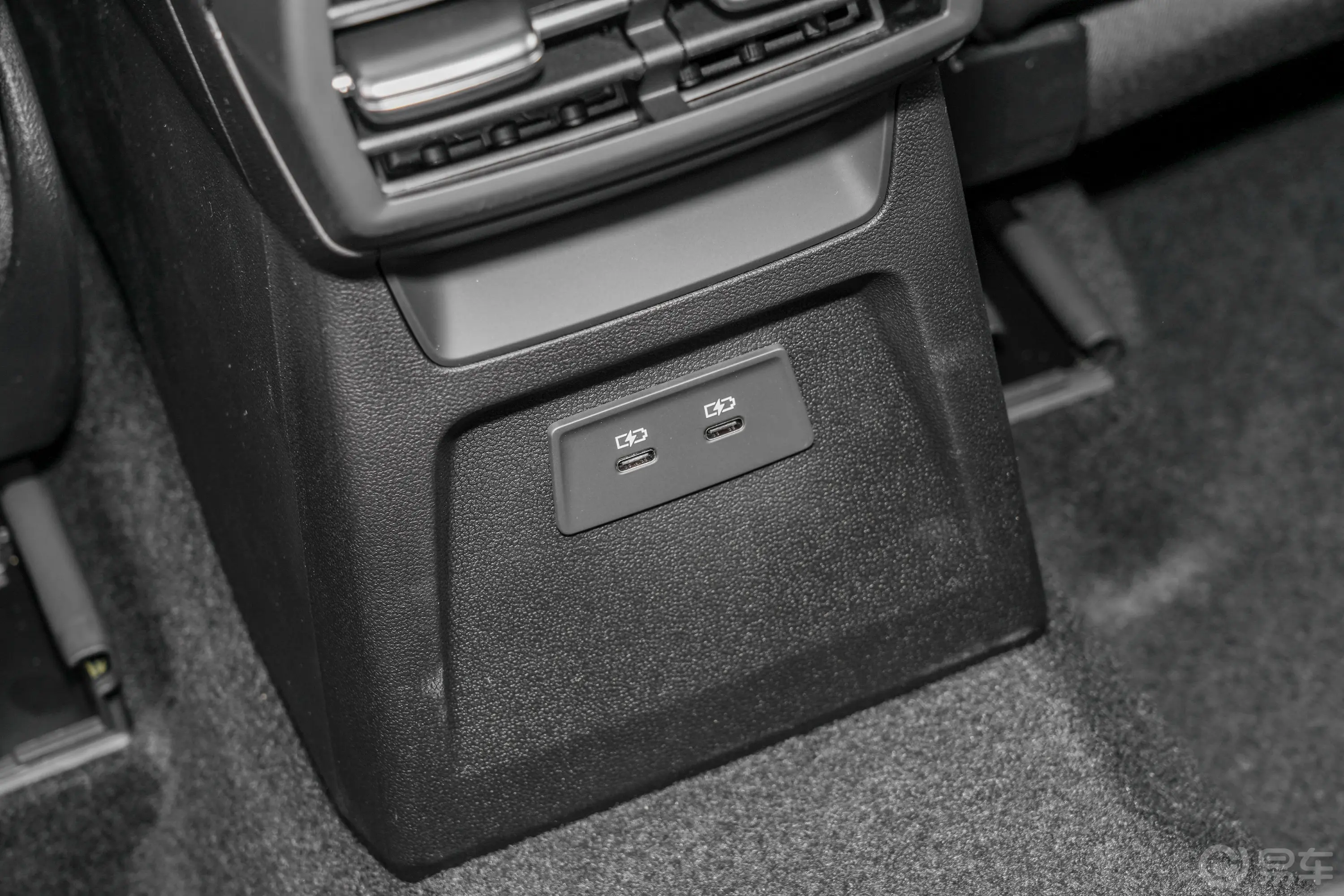 奥迪A3改款 Sportback 35 TFSI 时尚运动型后排充电口