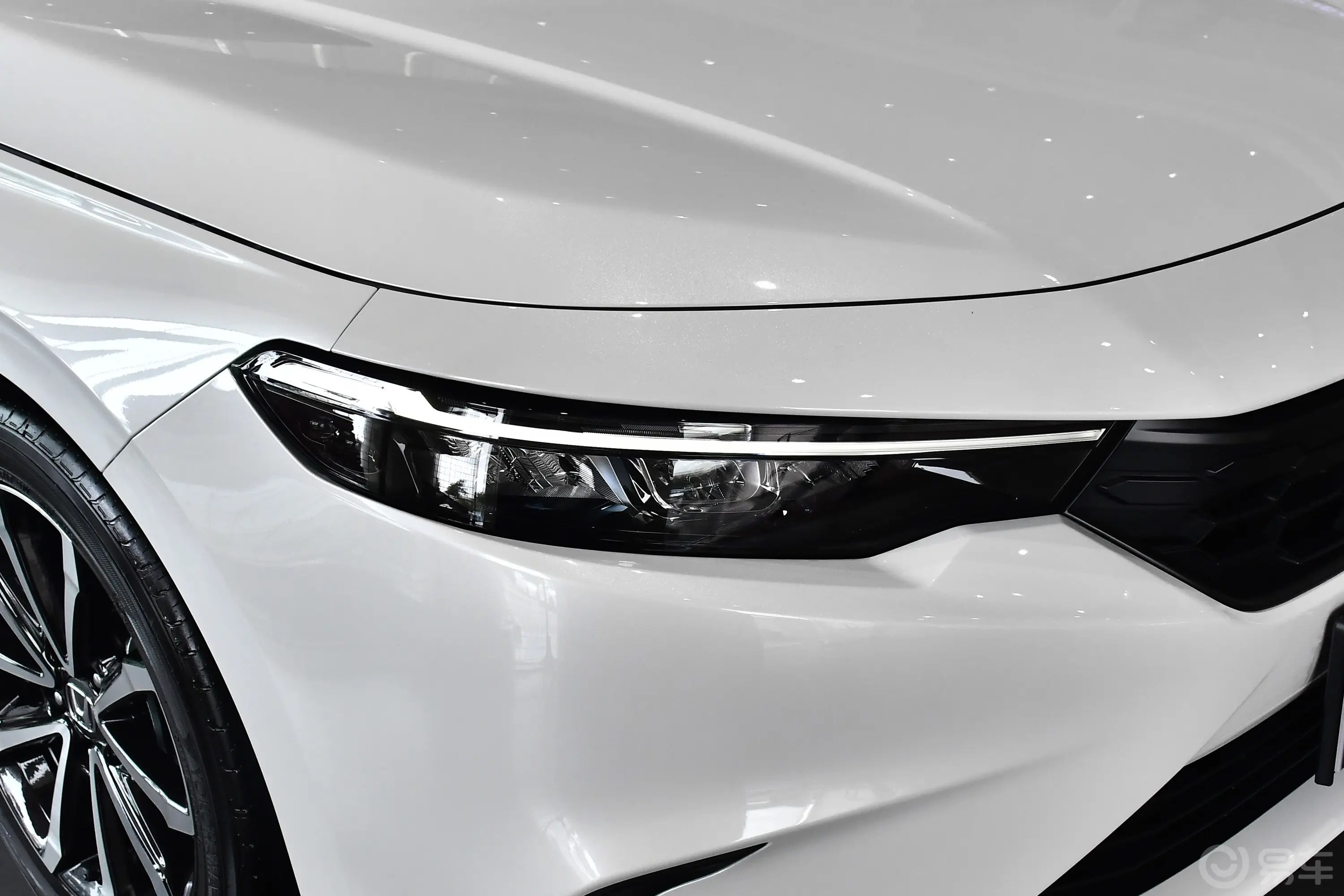 型格HATCHBACK 240TURBO CVT领潮版大灯侧45度俯拍