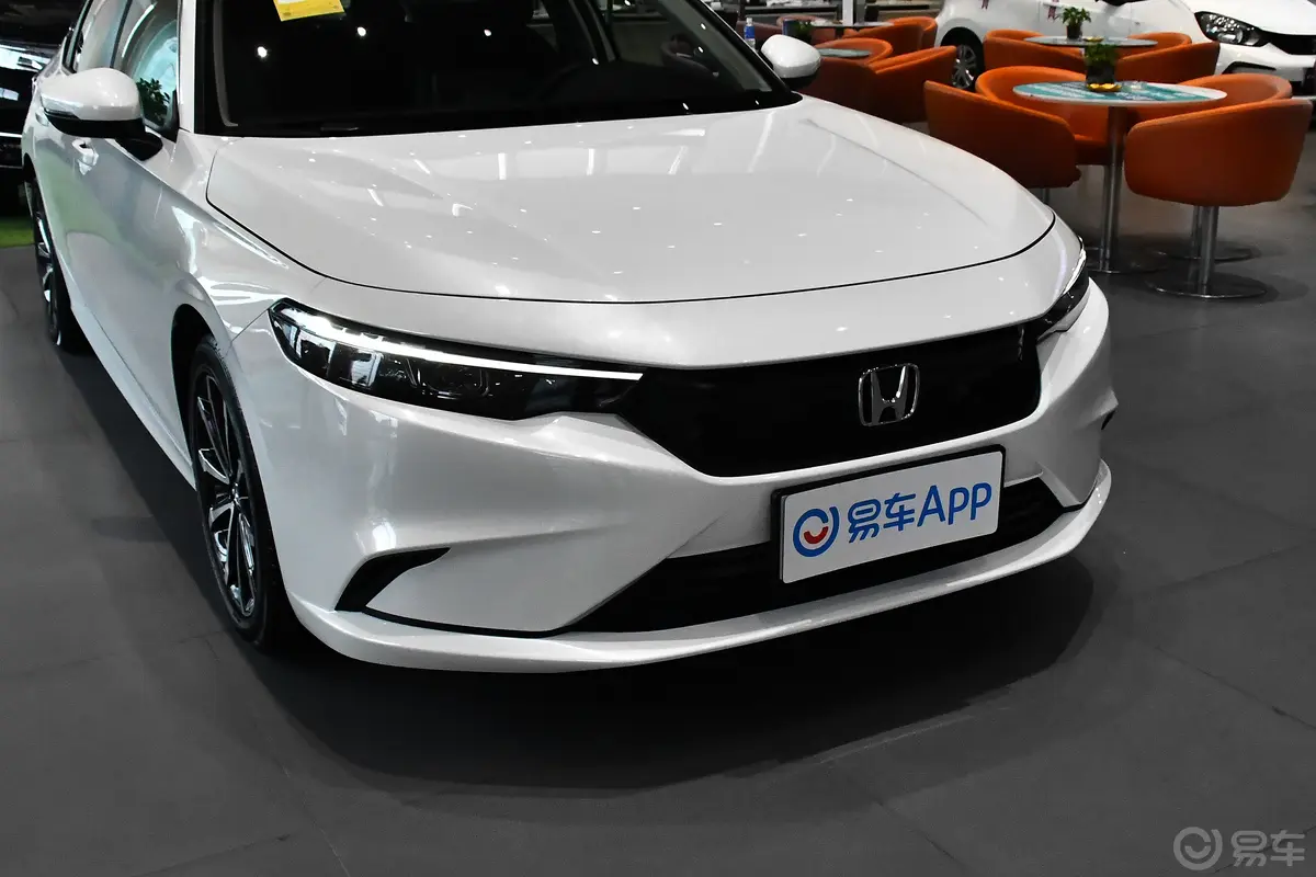 型格HATCHBACK 240TURBO CVT领潮版前格栅侧俯拍