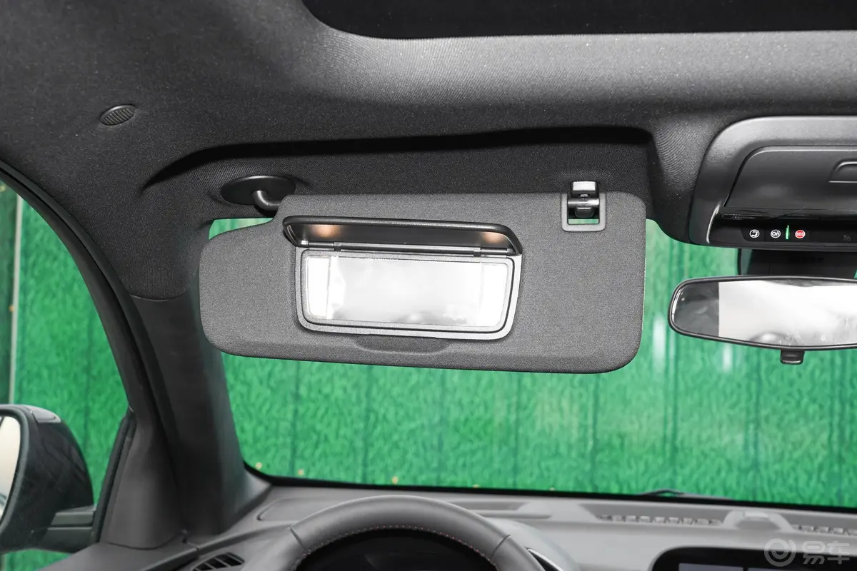 探界者轻混 2.0T RS 四驱智能拓界版驾驶位遮阳板