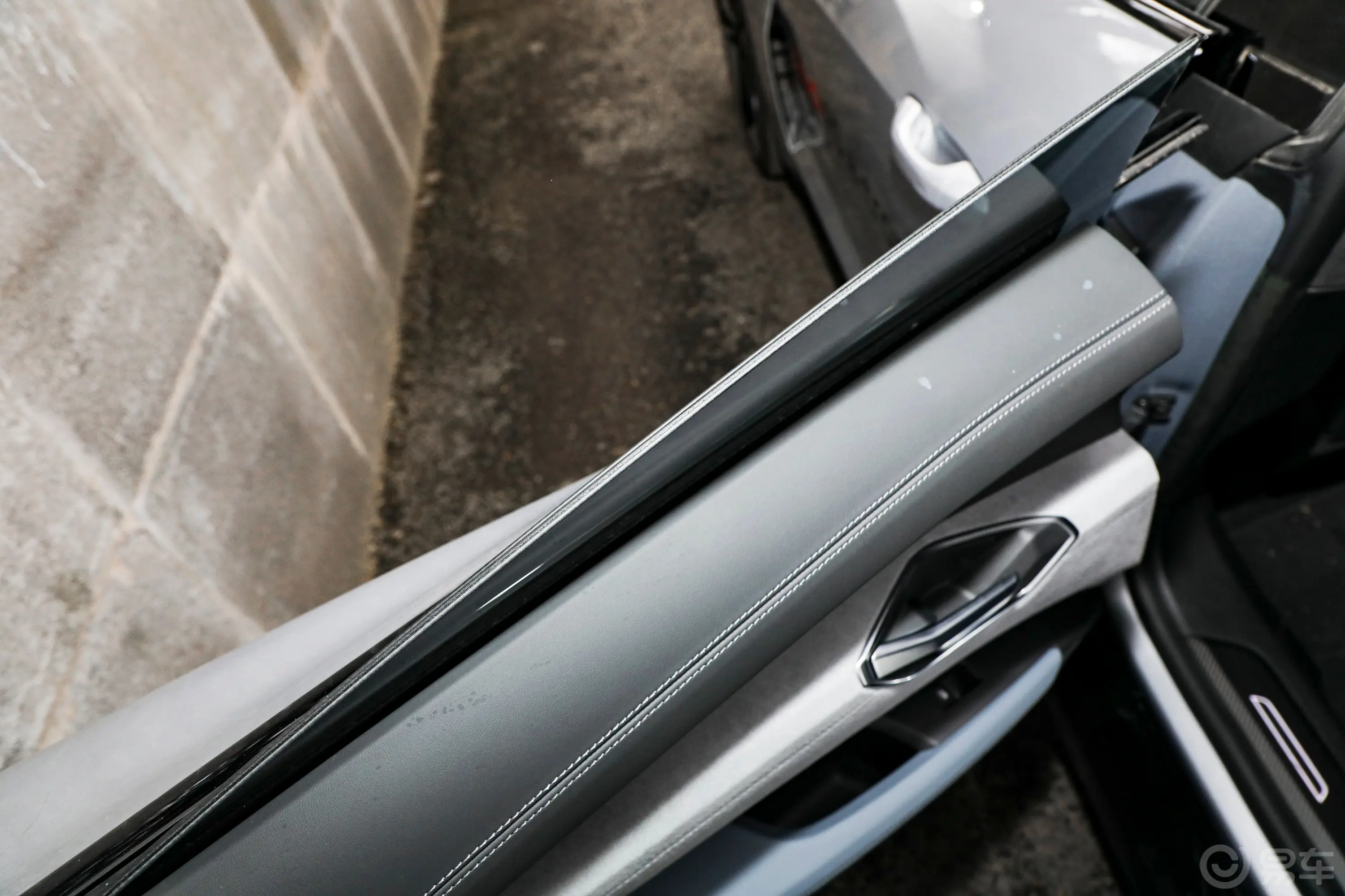 奥迪RS e-tron GT495km后排玻璃材质特写