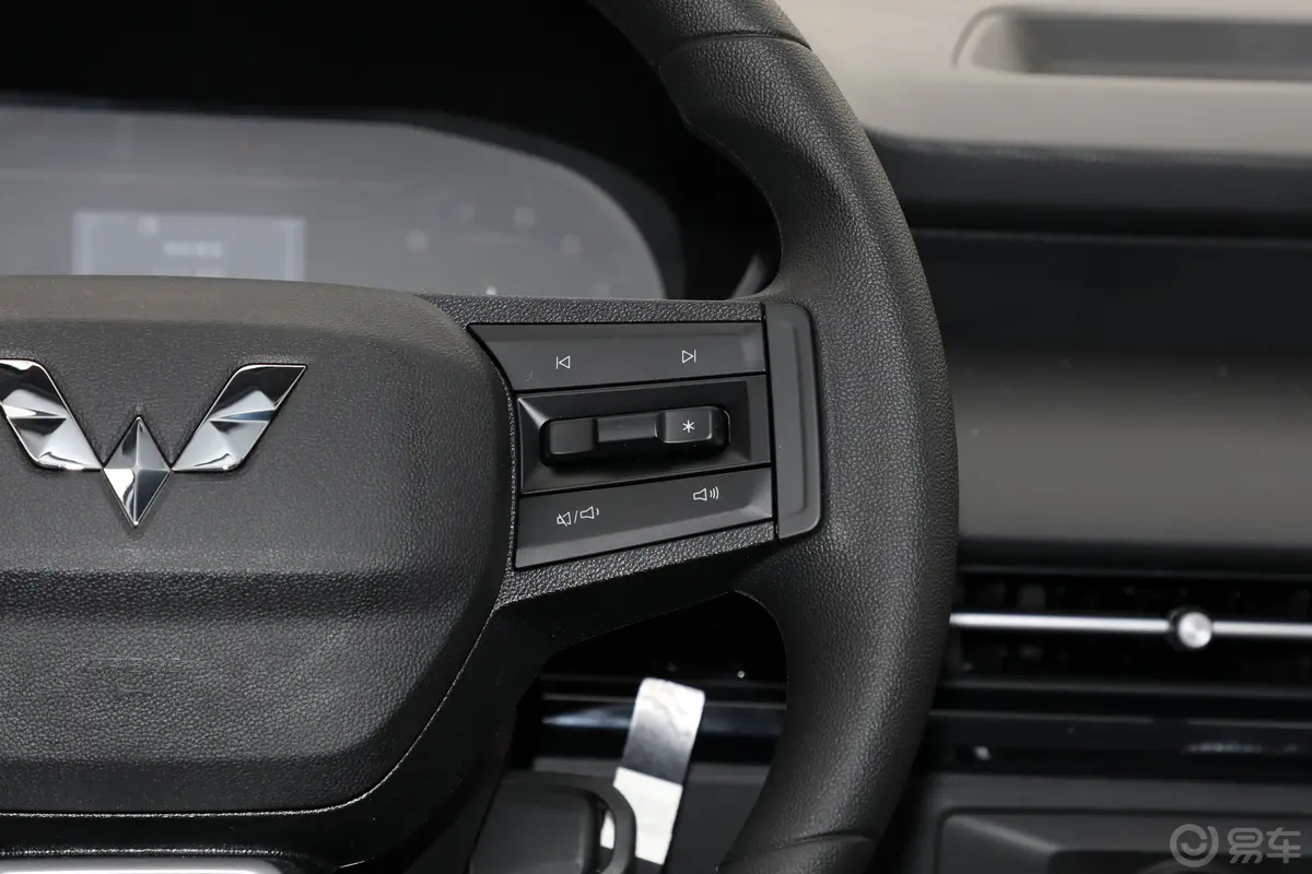 五菱星驰1.5L CVT畅爽型右侧方向盘功能按键