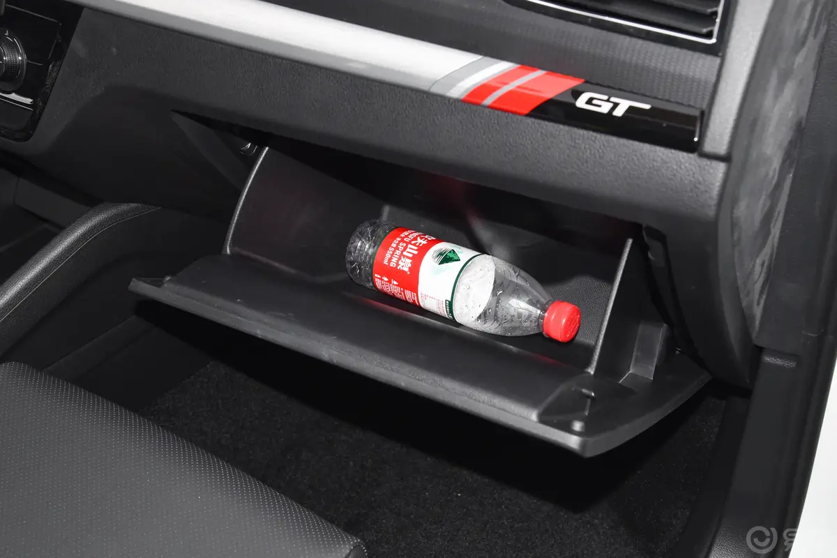 柯米克改款 GT 1.5L 臻享版手套箱空间水瓶横置