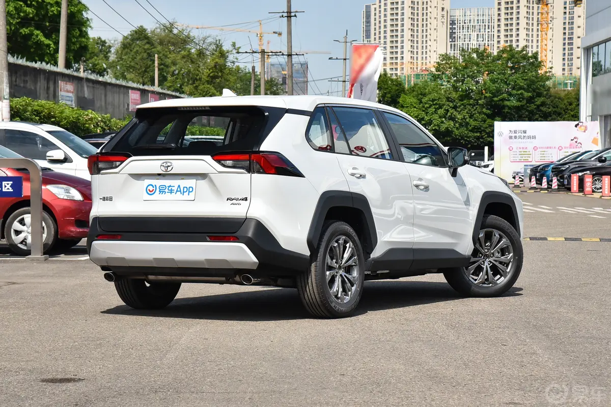 RAV4荣放2.0L 四驱探险版侧后45度车头向右水平