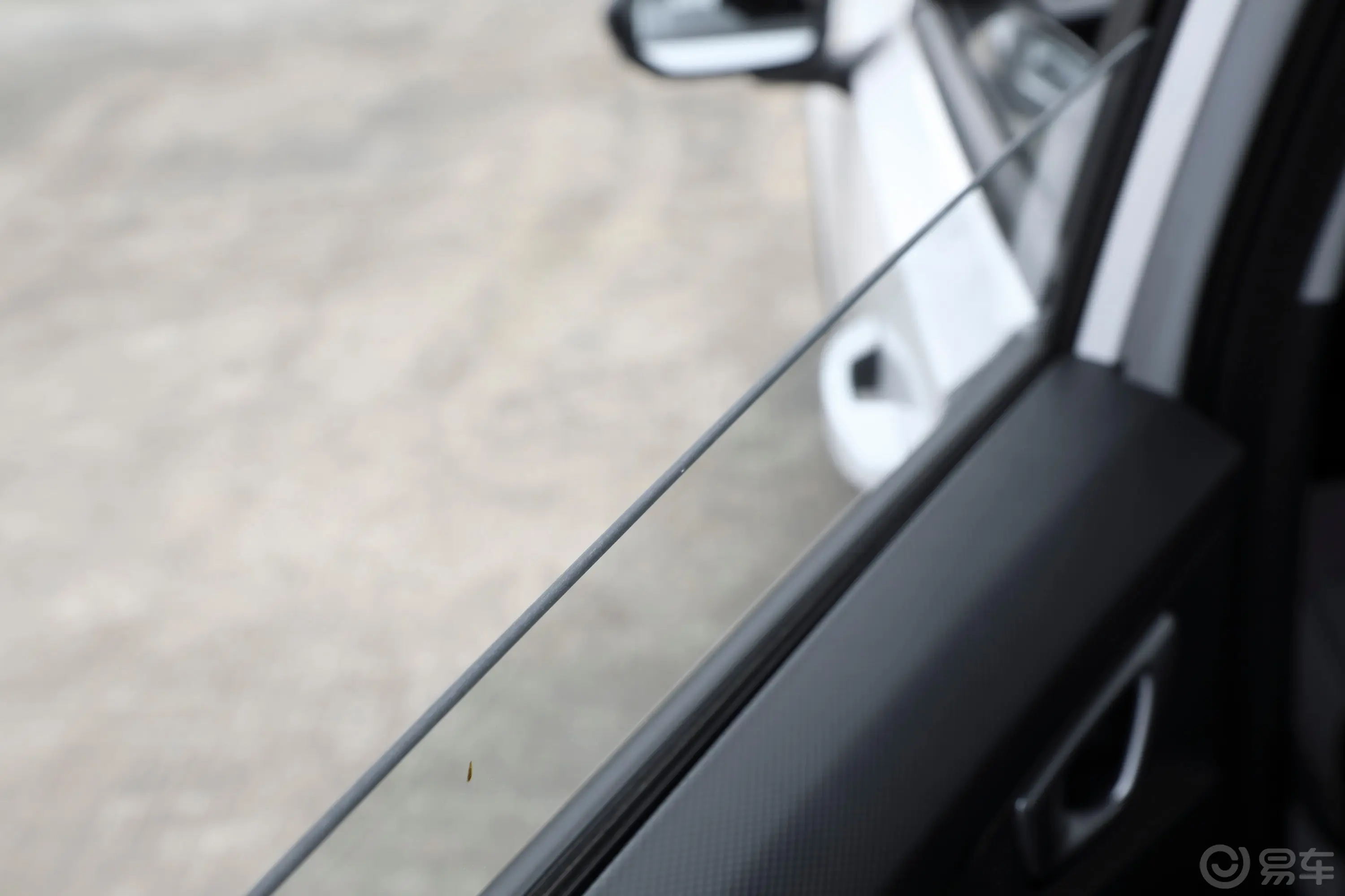五菱星驰1.5L CVT畅爽型后排玻璃材质特写