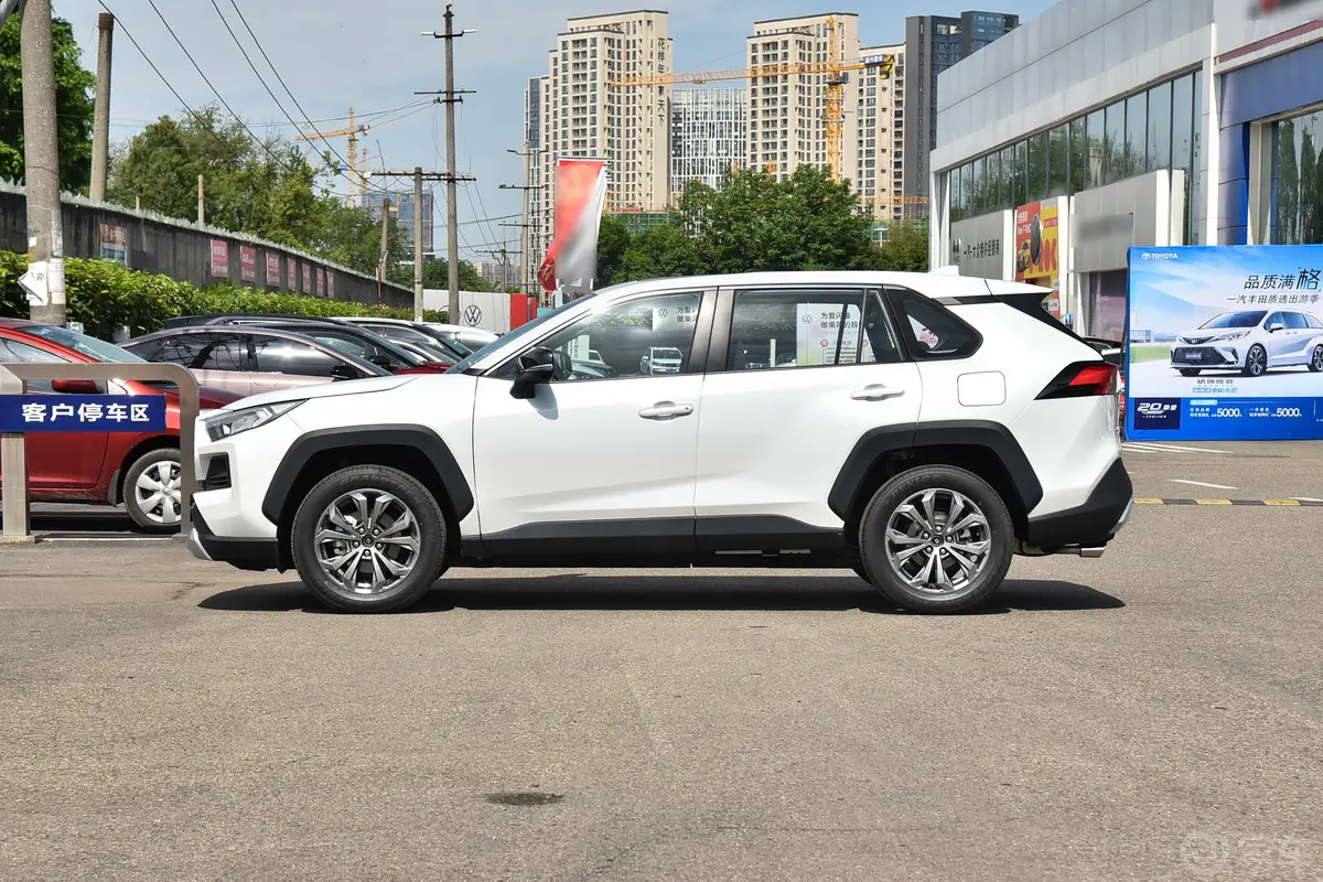 RAV4荣放2.0L 四驱探险版正侧车头向左水平