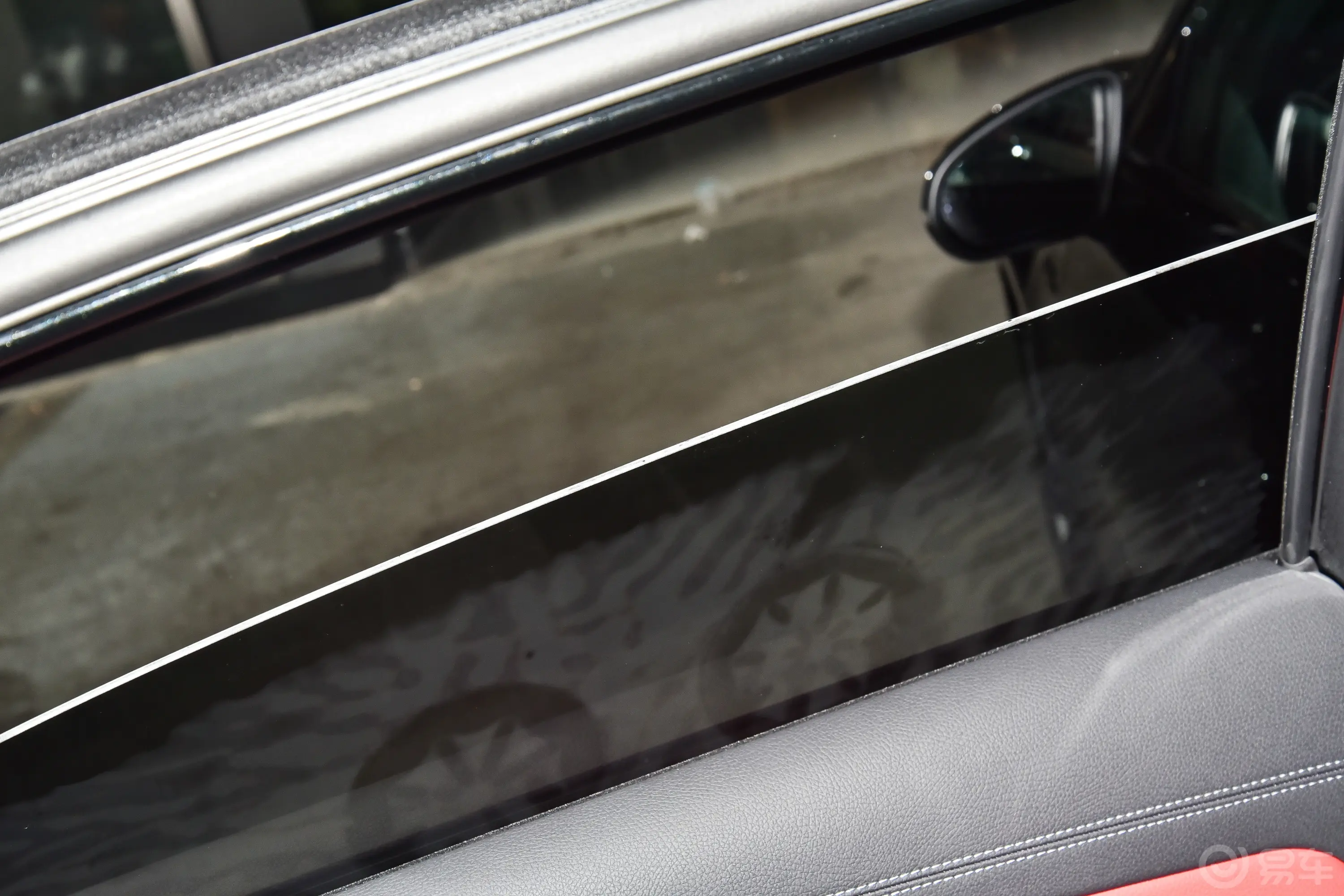 奔驰A级 AMG(进口)AMG A 35 4MATIC 55周年纪念版后排玻璃材质特写