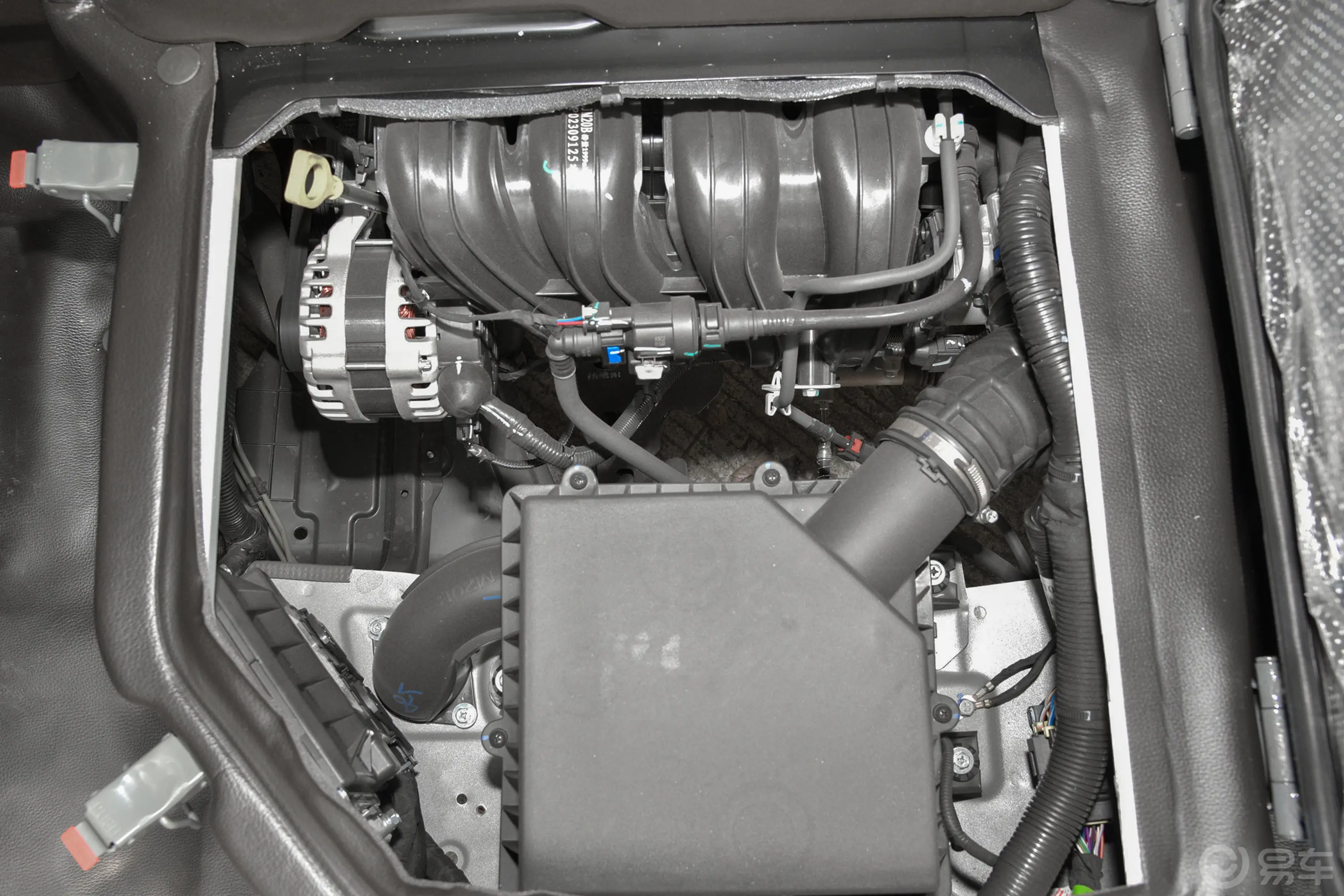五菱荣光新卡2.0L 双排后双轮舒适型 5座发动机特写