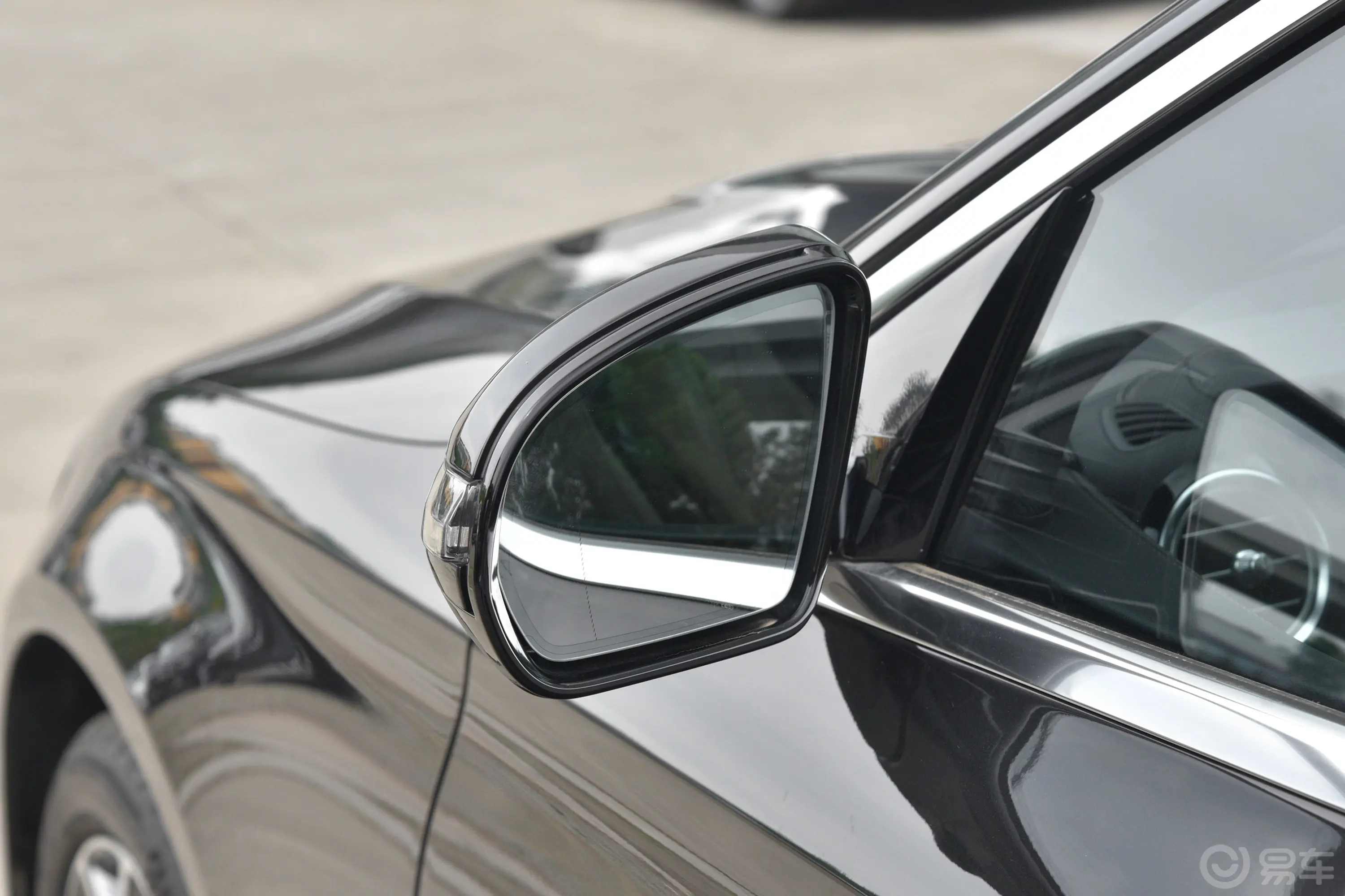 奔驰E级改款 E 300 L 运动豪华型后视镜镜面