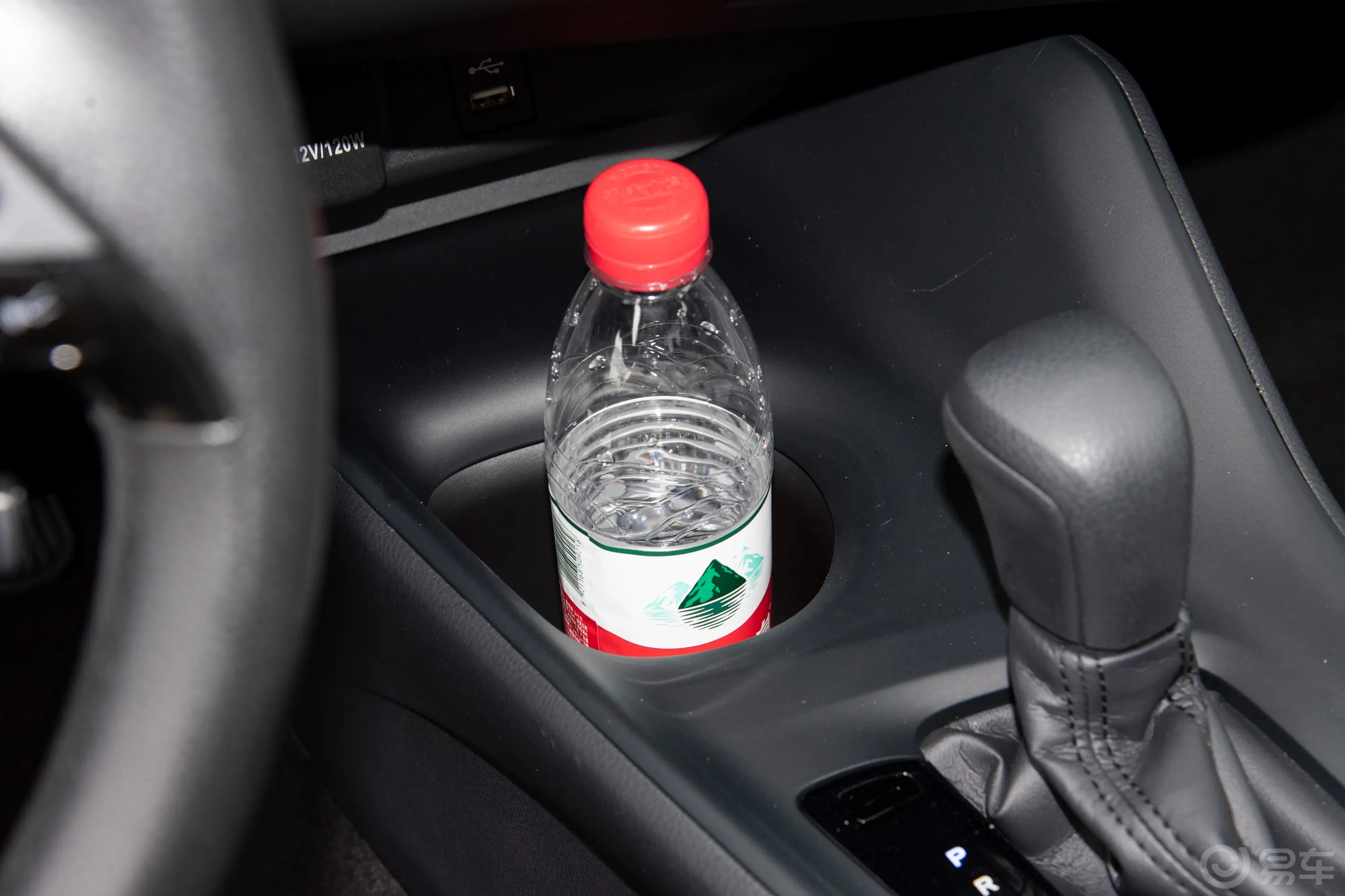 丰田C-HR双擎 2.0L 领先版中控