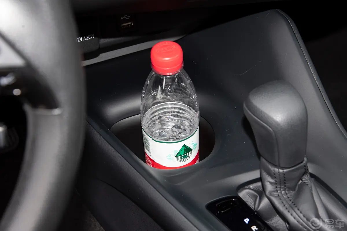 丰田C-HR双擎 2.0L 领先版中控