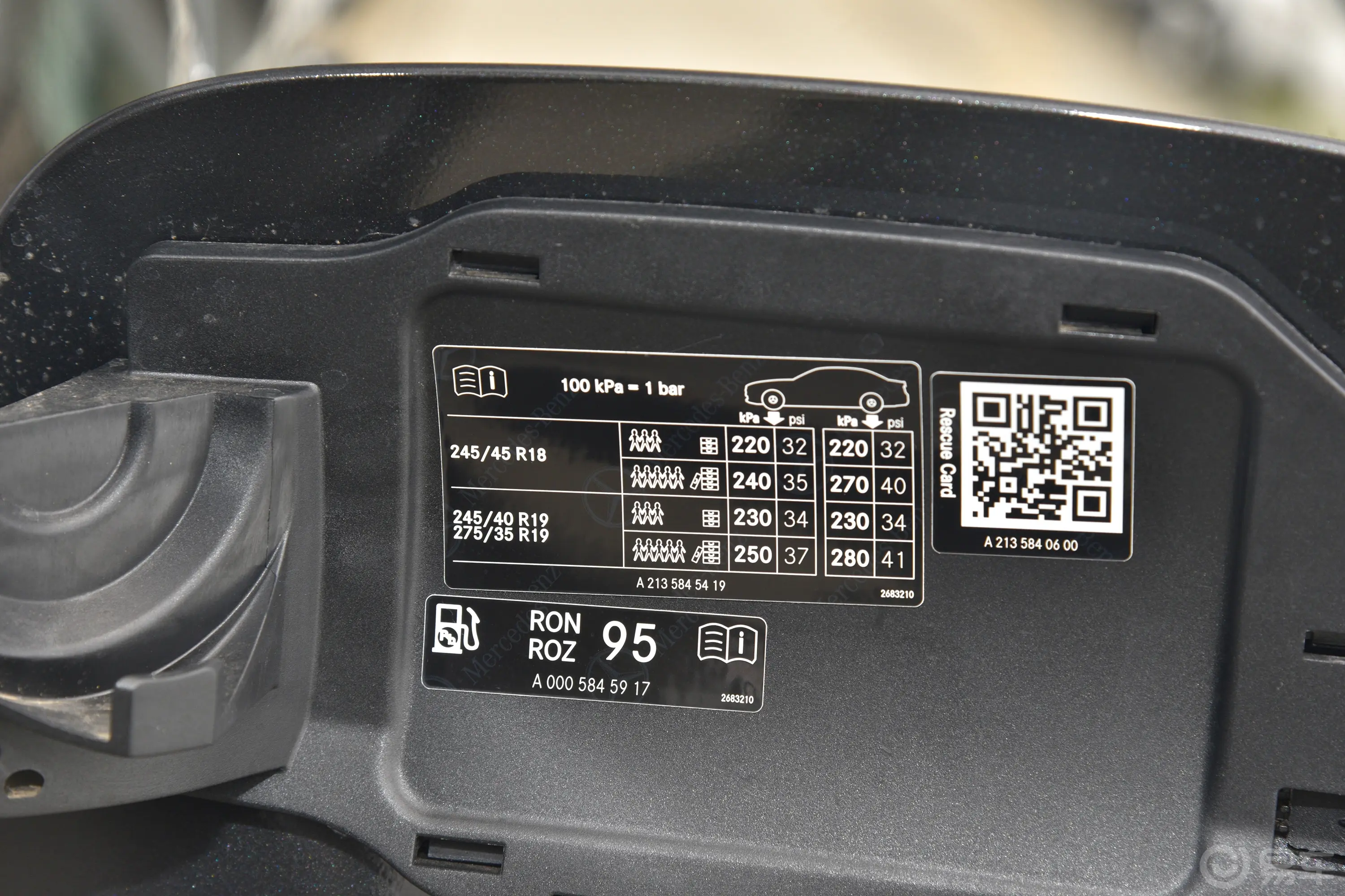 奔驰E级改款 E 300 L 运动豪华型胎压信息铭牌