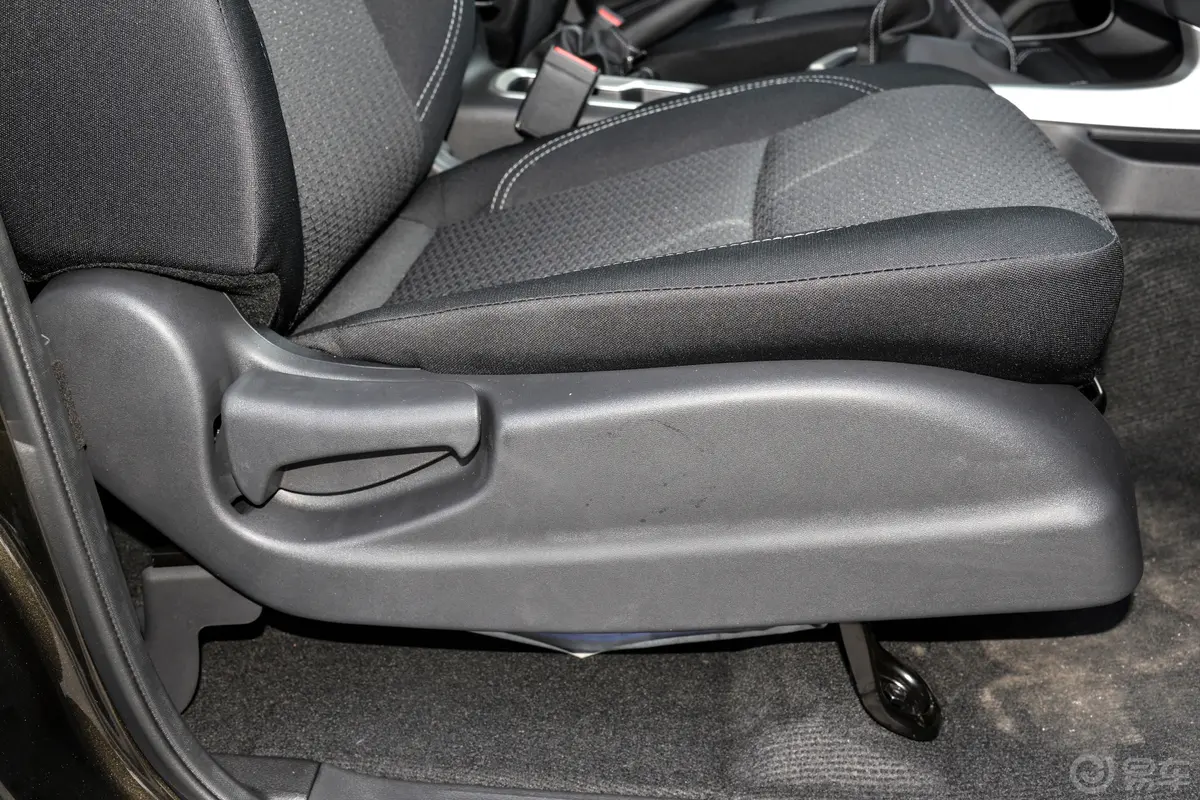 纳瓦拉2.5L 手动两驱舒适型副驾座椅调节