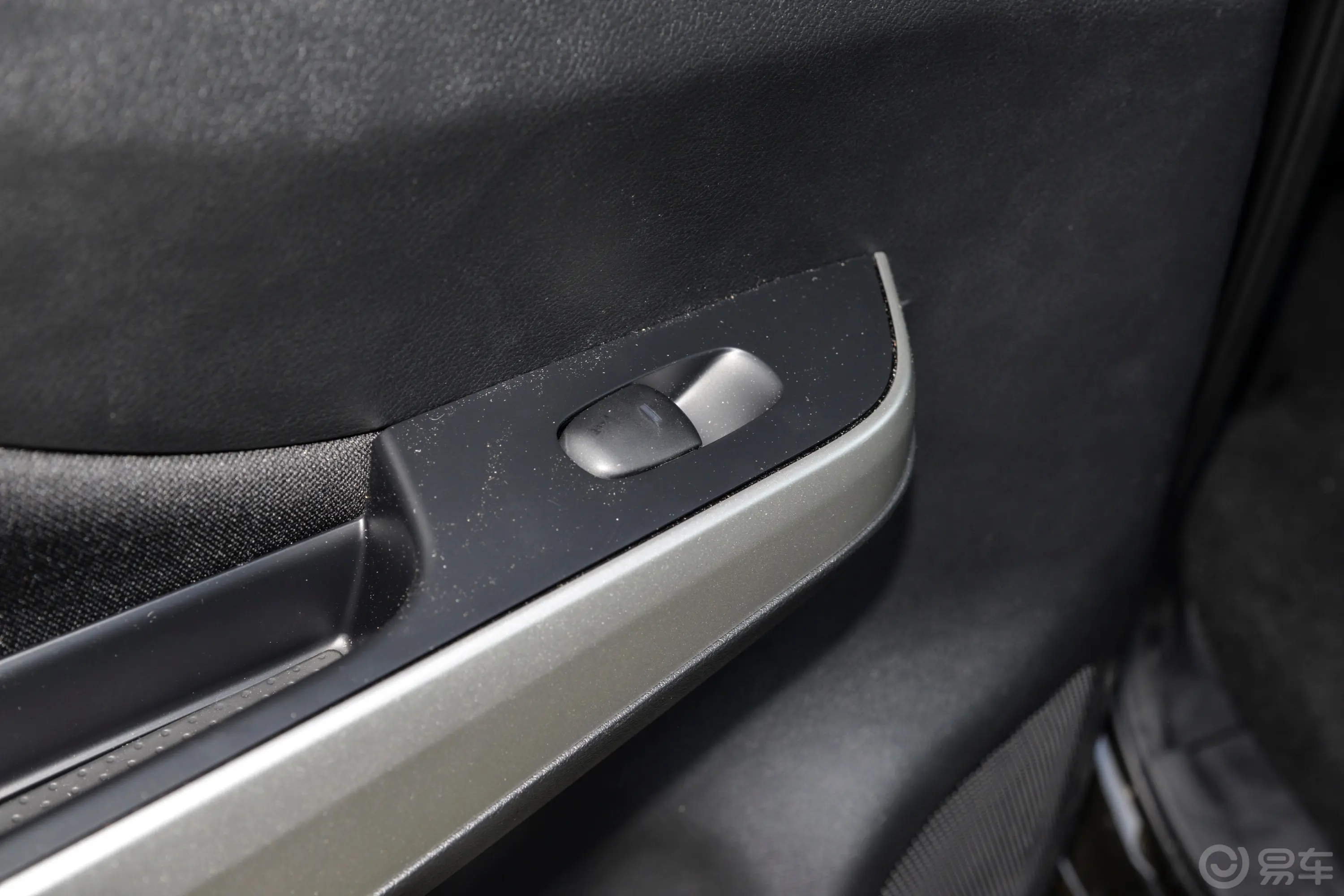 纳瓦拉2.5L 手动两驱舒适型后车窗调节