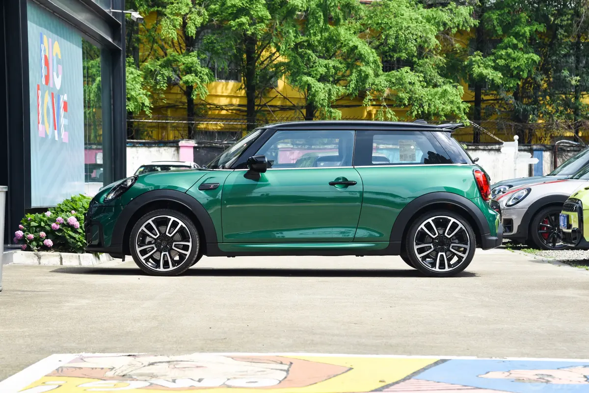 MINI改款 2.0T COOPER S 赛车手正侧车头向左水平