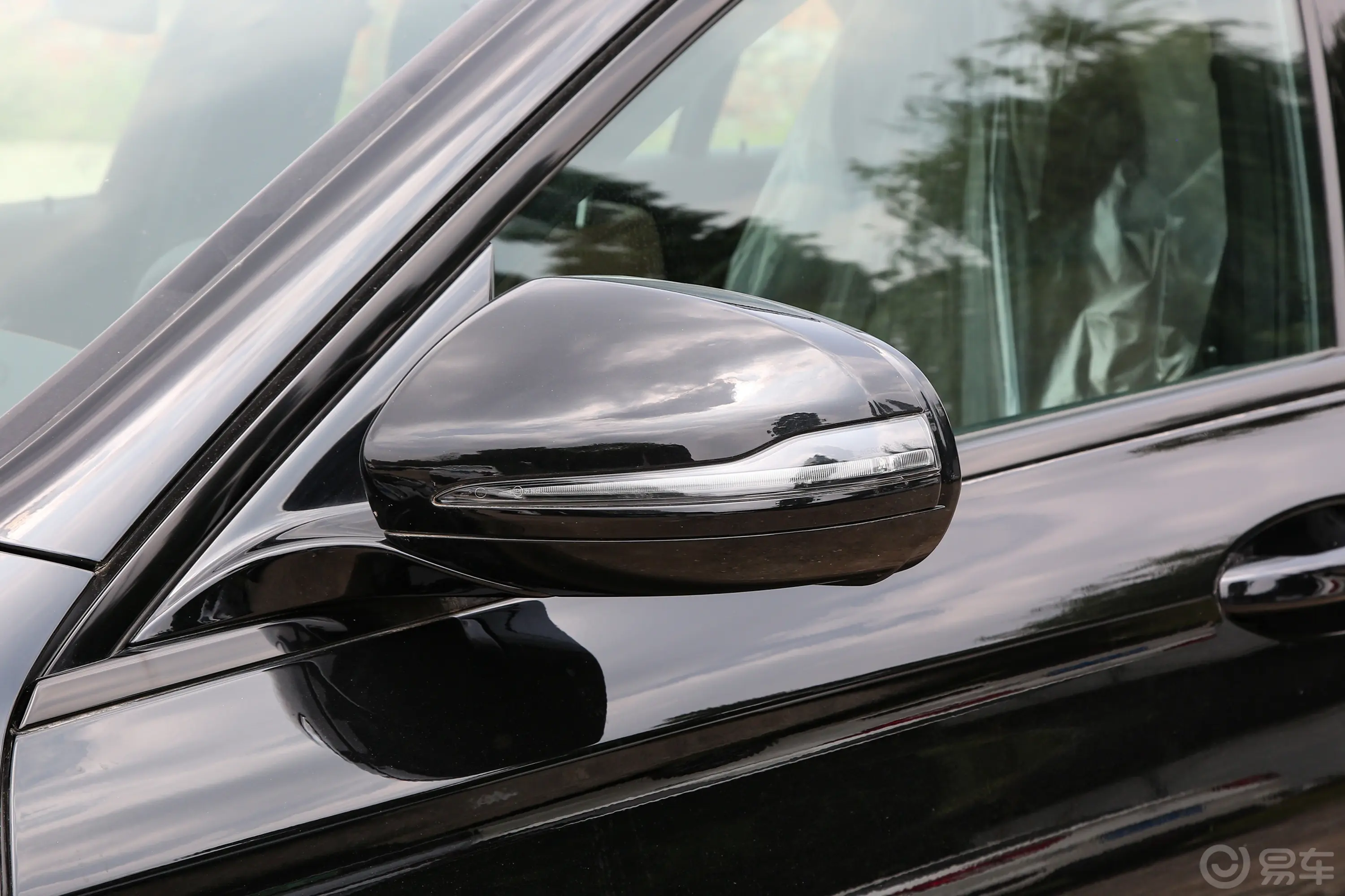 奔驰E级(进口)改款 E 260 时尚型运动版主驾驶后视镜背面