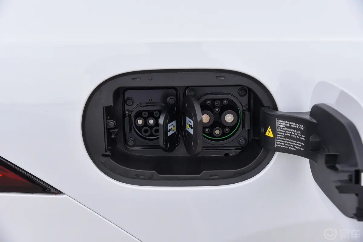 秦PLUS新能源EV 冠军版 420km 领先型快充充电口