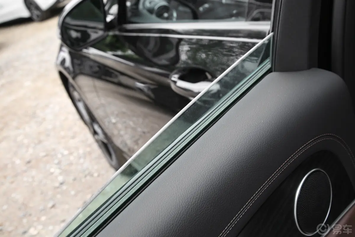 奔驰E级(进口)改款 E 260 时尚型运动版后排玻璃材质特写