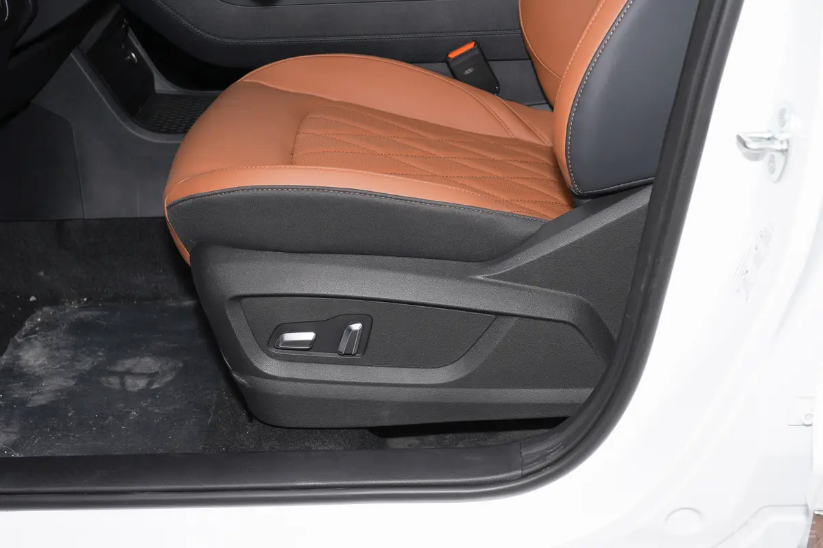 瑞虎8 PLUS改款 290TGDI 双离合两驱豪享版主驾座椅调节