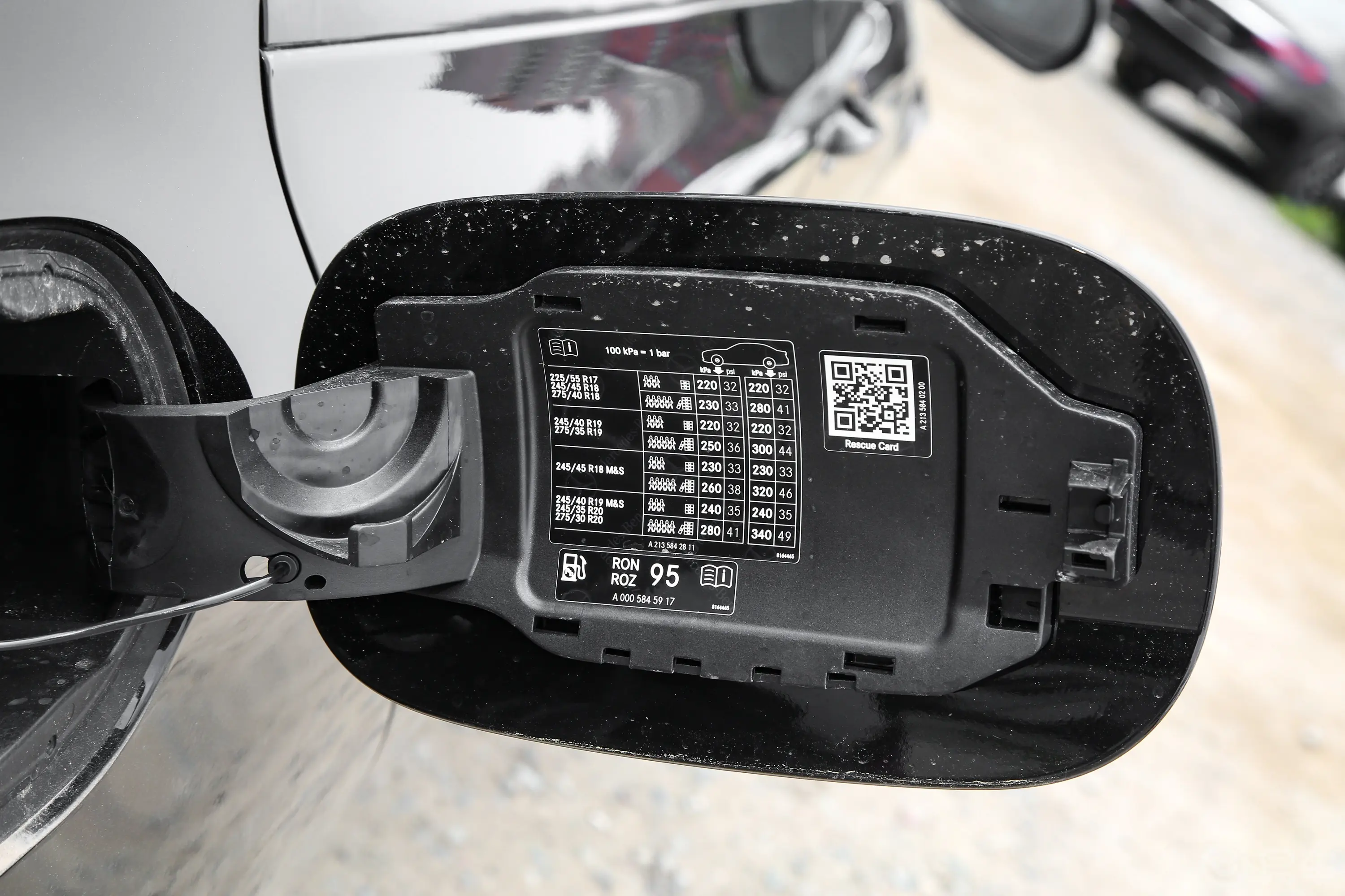 奔驰E级(进口)改款 E 260 时尚型运动版胎压信息铭牌