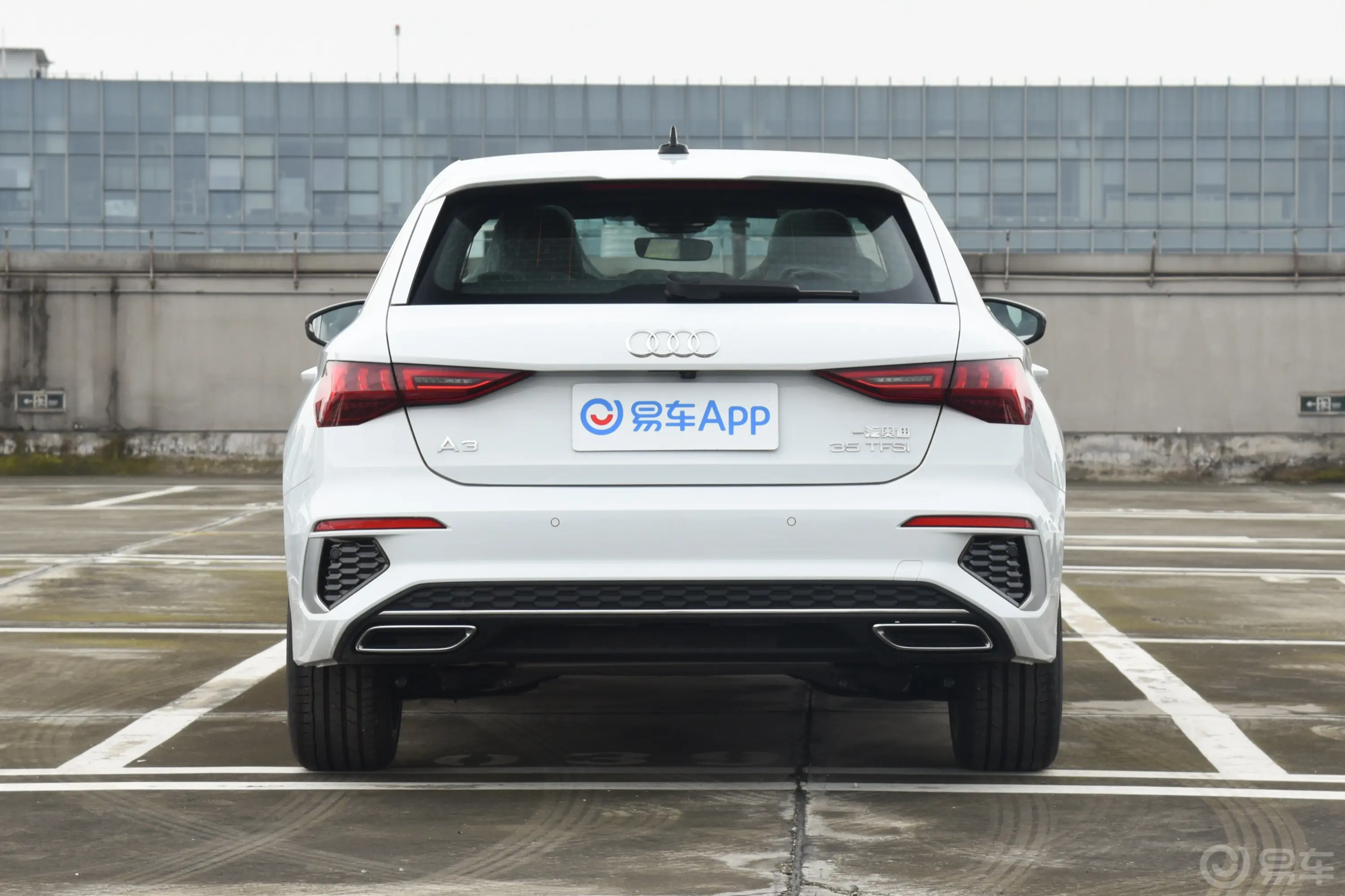 奥迪A3改款 Sportback 35 TFSI 豪华运动型正后水平