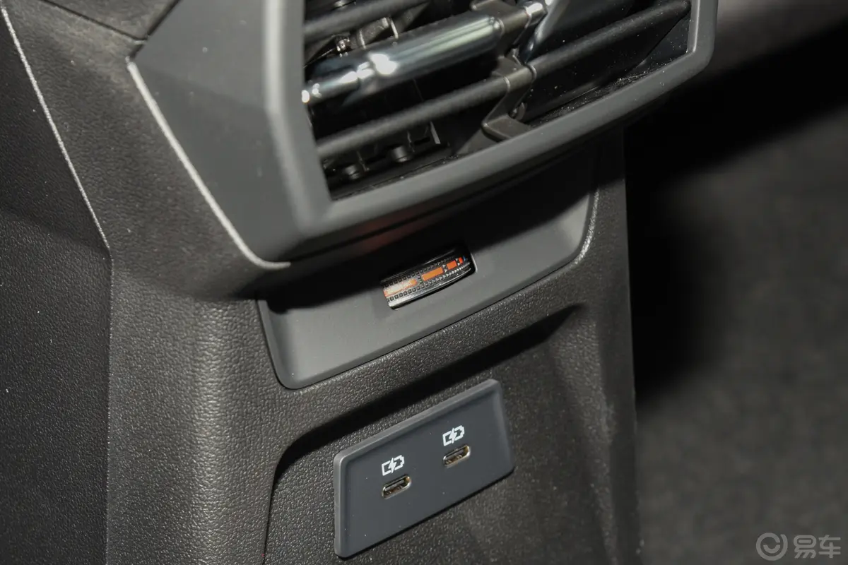 奥迪A3改款 Sportback 35 TFSI 豪华运动型后排充电口