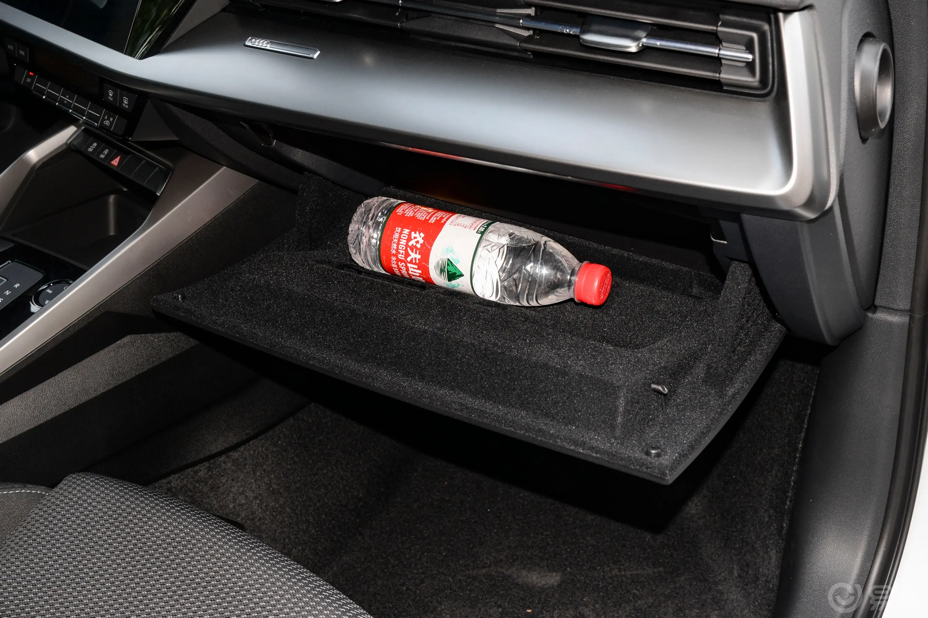 奥迪A3改款 A3L Limousine 35 TFSI 进取运动型手套箱空间水瓶横置