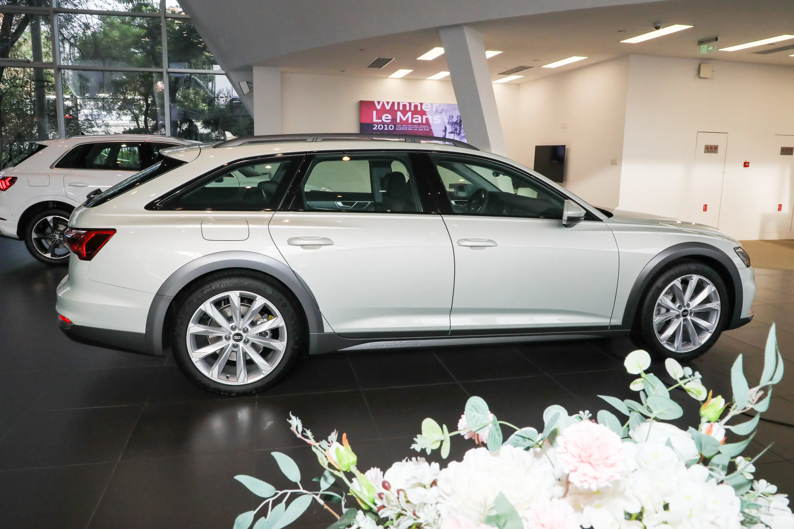 奥迪A6Allroad 55 TFSI quattro 大探险家版正侧车头向右水平